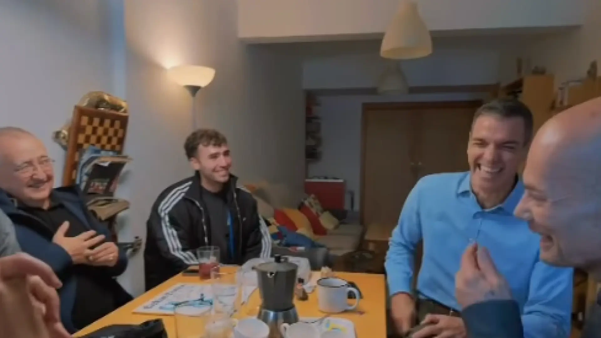 El encuentro entre amigos de Pedro Sánchez con Celtas Cortos al ritmo de 'No nos podrán parar', tema que usa en su campaña