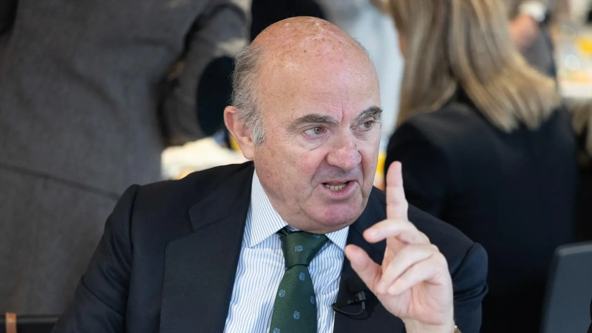 Guindos alerta de la "incertidumbre" en el precio de los alimentos por el transporte, la energía y los fertilizantes