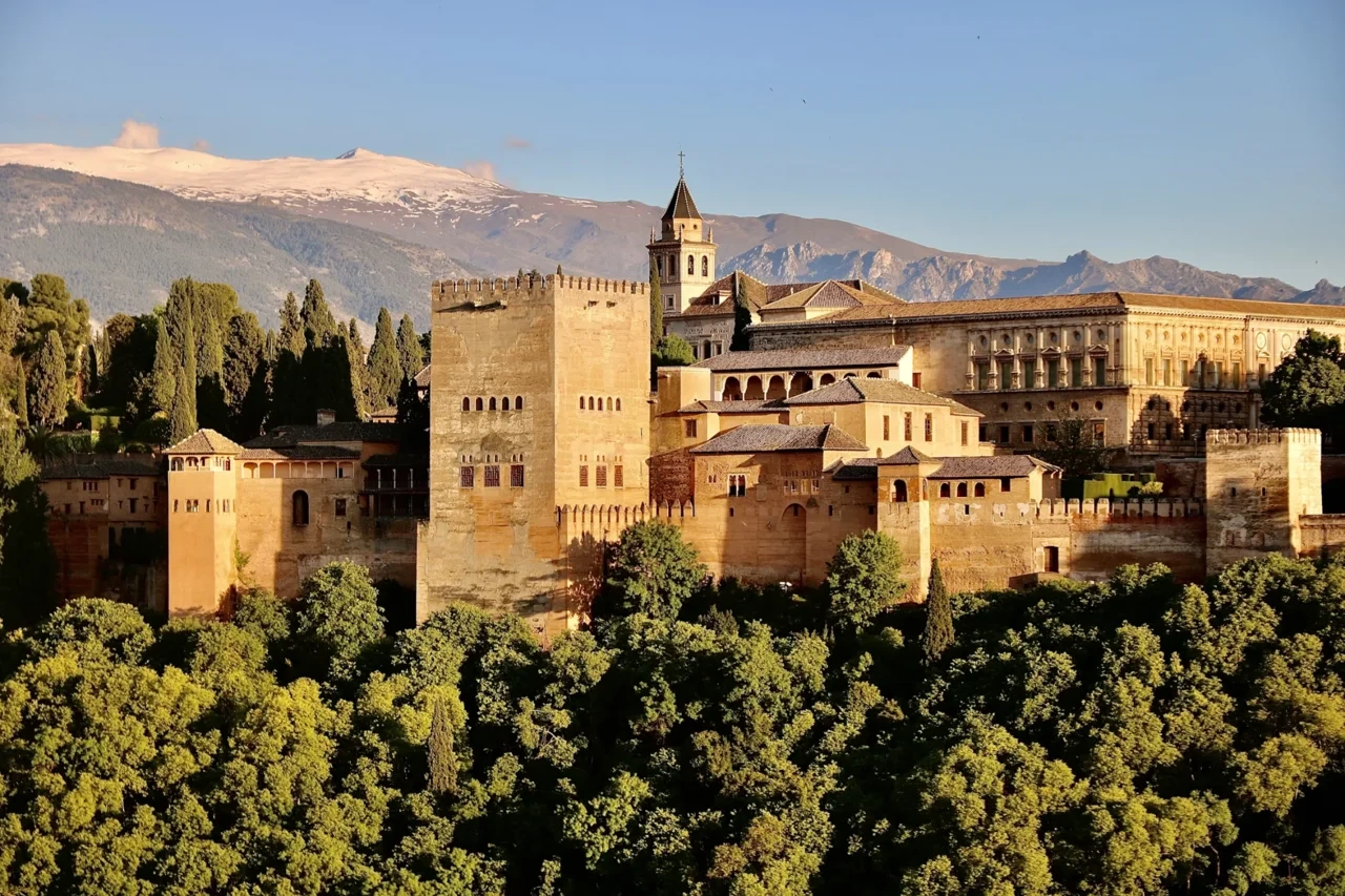 Granada en 2026: guía práctica para visitar la Alhambra y dormir bien sin disparar el presupuesto