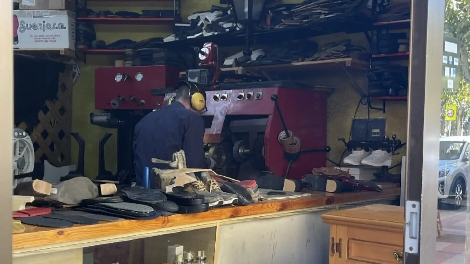 La sorpresa de una familia estadounidense al descubrir un taller de zapateros en España: "Muy agradecidos"
