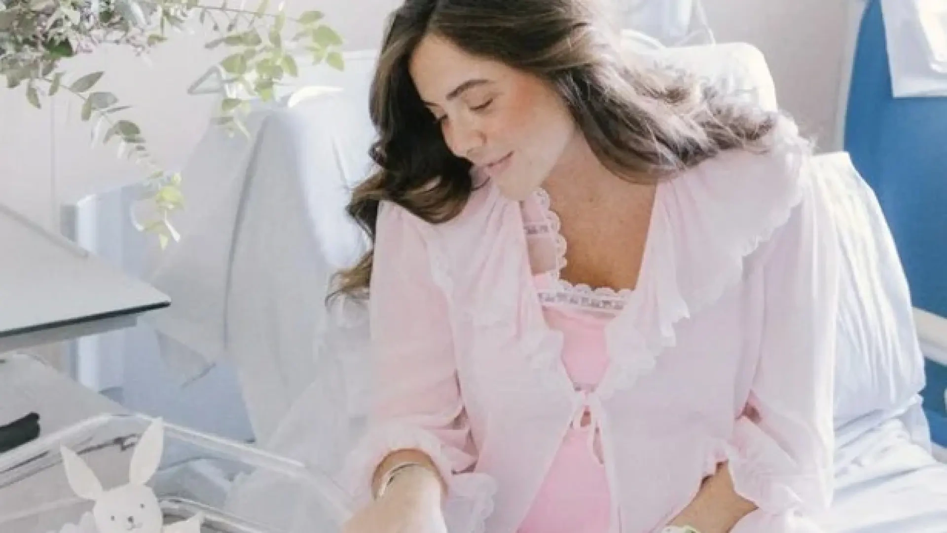 La 'influencer' Ale Segura cumple su sueño de ser madre tras un duro proceso de fecundación in vitro: "Nuestro gran amor"