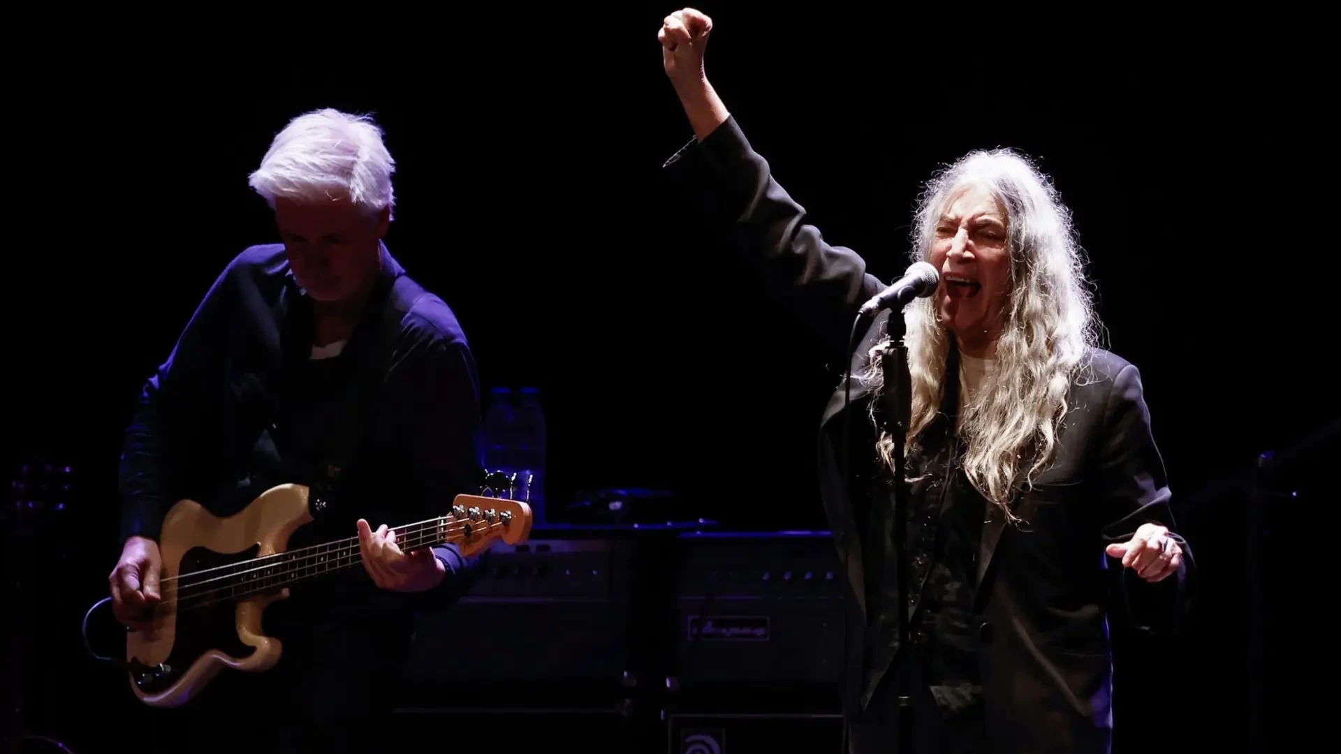 Primer concierto de Patti Smith en Gijón, 50 años después de su presentación en España: de negro y con un coro de un millar de voces