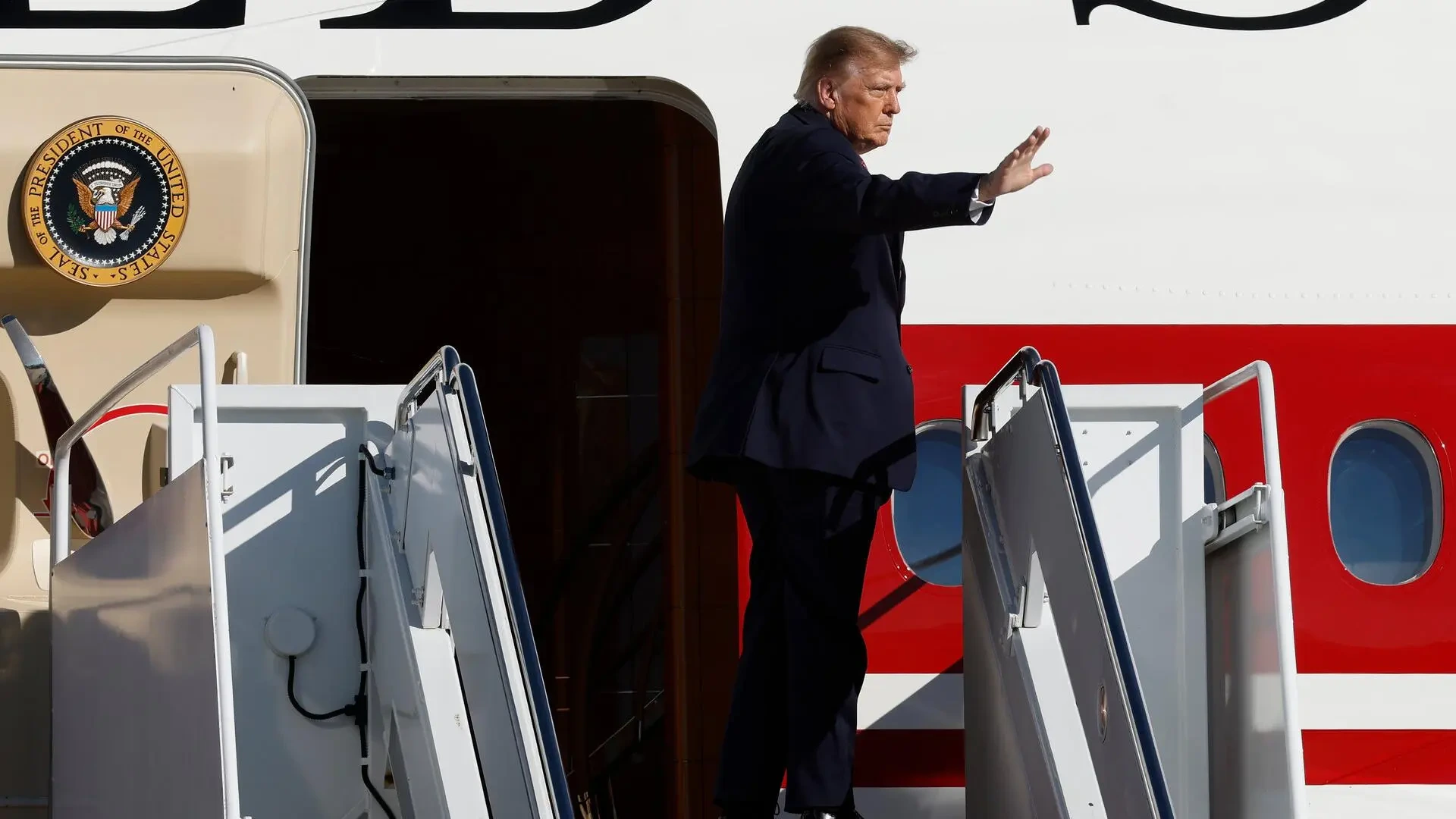 La Casa Blanca vuelve a vetar a la CNN: impide que un equipo vuele con Trump a bordo del Air Force One