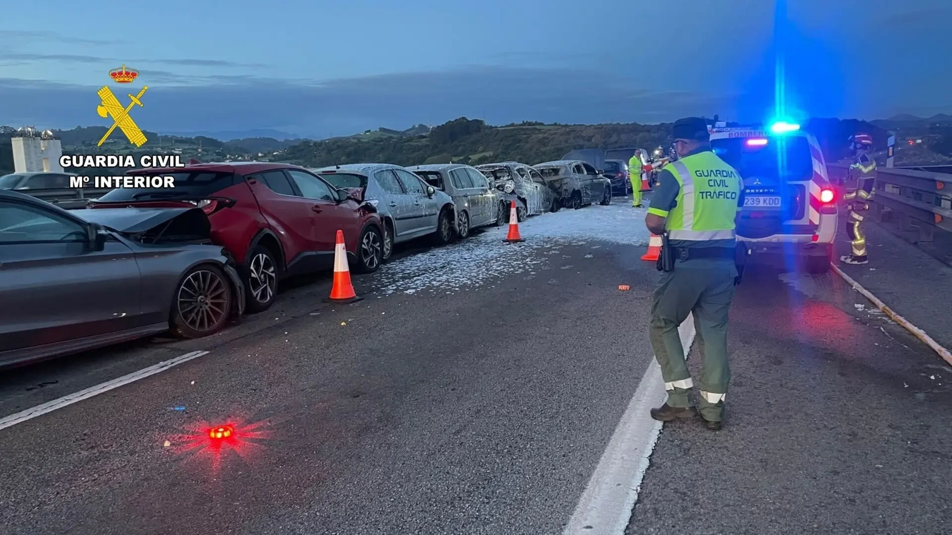 Cortada la A-8 en el viaducto de Somonte por un accidente con 12 vehículos, dos de ellos ardiendo