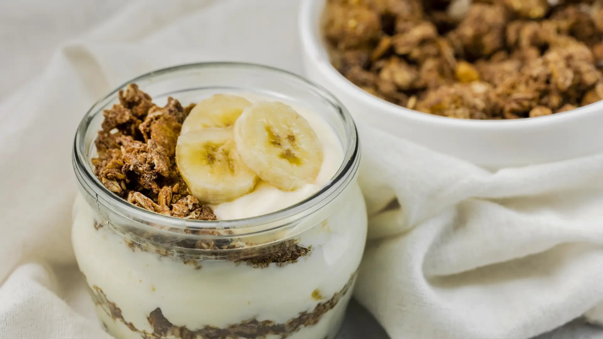 Yogur con muesli, plátano y canela: un desayuno barato y delicioso