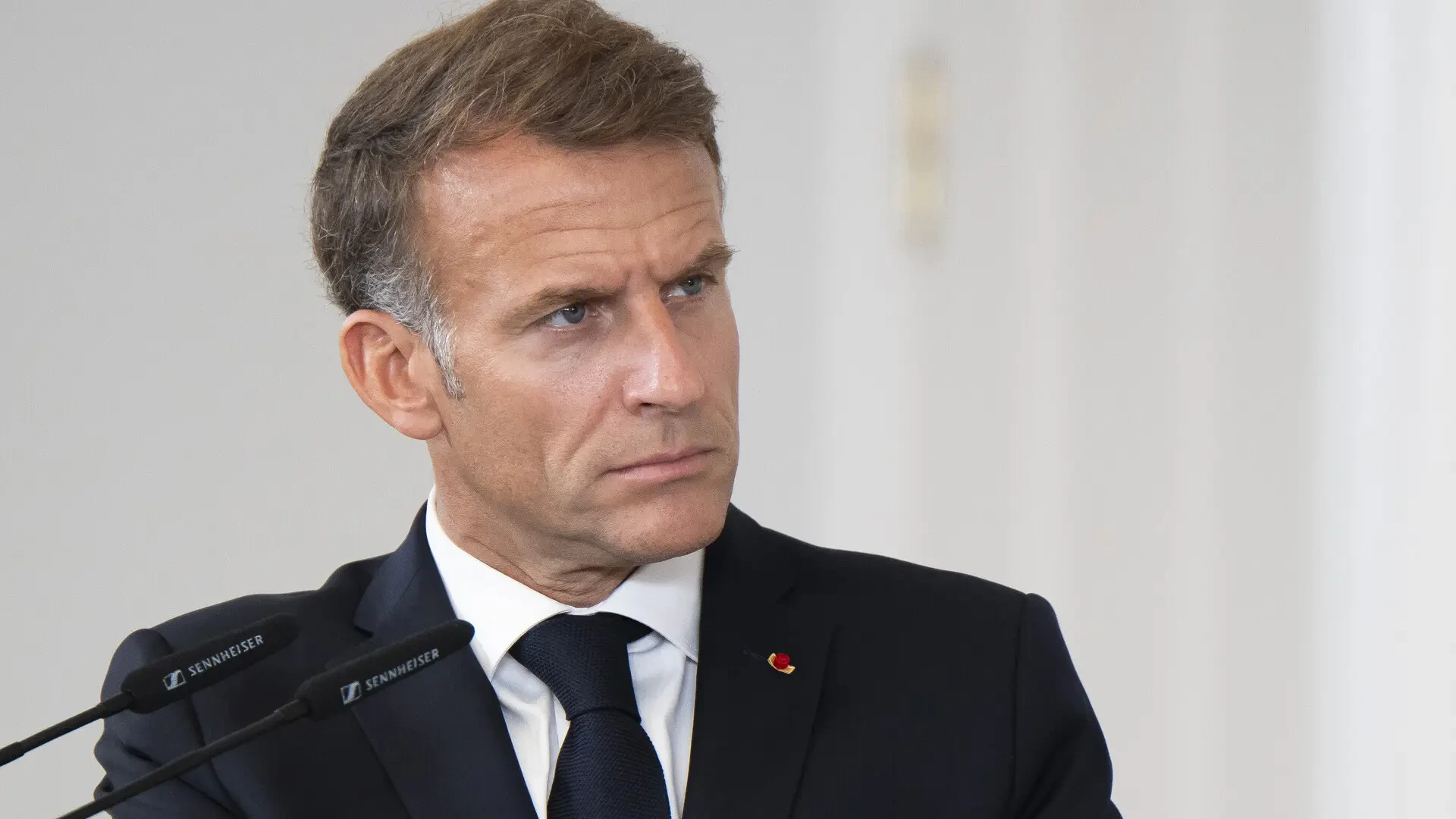 Macron rechaza la dimisión del ministro del Interior y le pide más contundencia contra los violentos