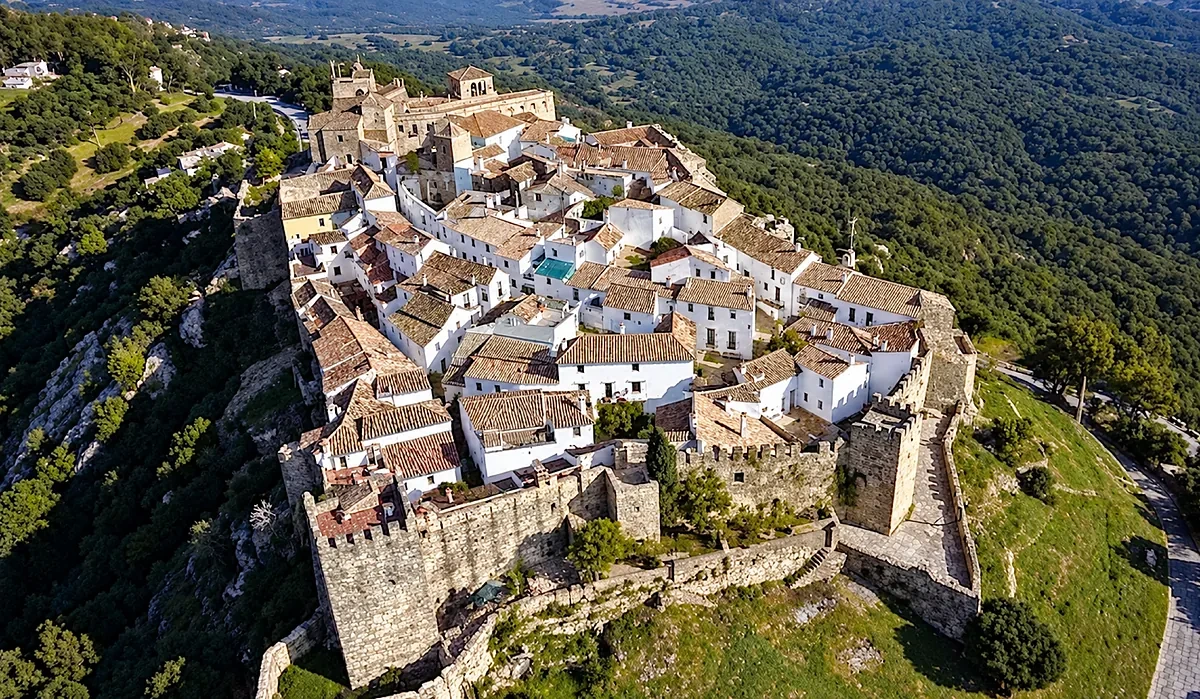 El pueblo de Cádiz que parece detenido en la Edad Media: un castillo habitado, calles blancas y un mar de alcornoques