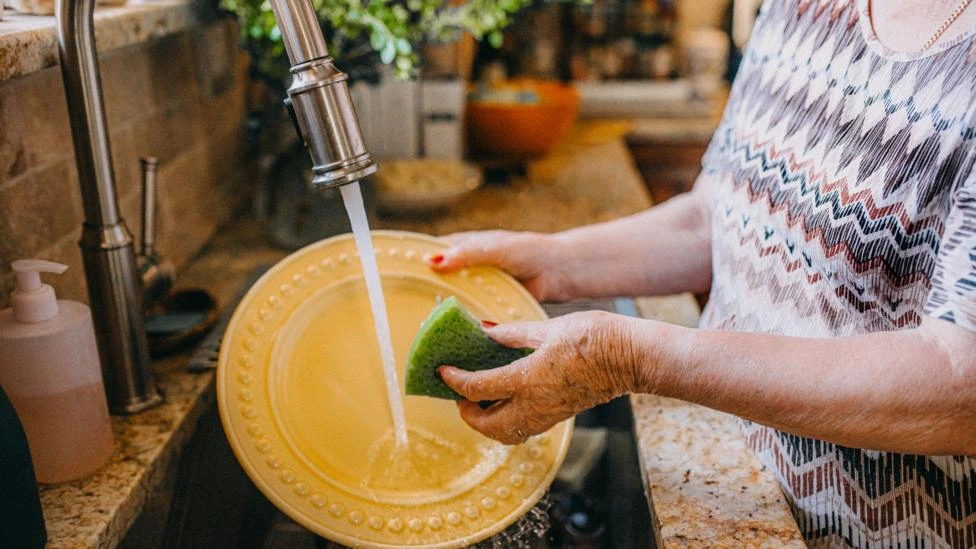 Los anfitriones de Airbnb ya no pueden exigir a los huéspedes que quiten las sábanas ni que laven los platos