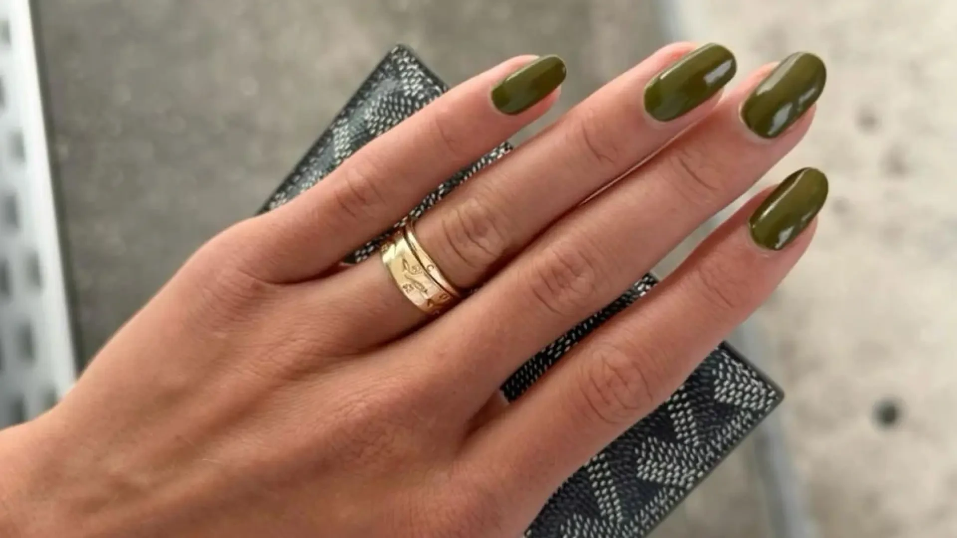 Tiene nombre de cóctel, pero es una manicura: así son las 'Dirty Martini nails' que triunfarán este otoño