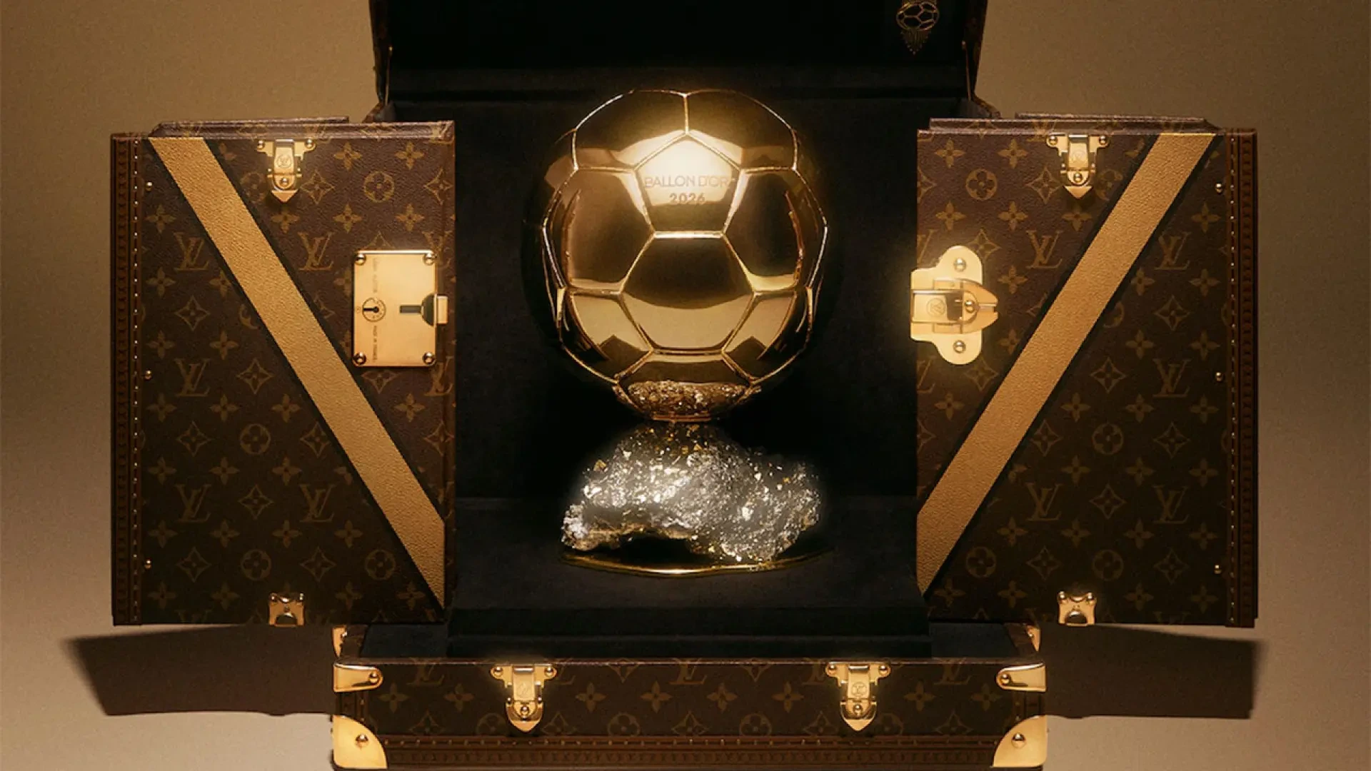 Estampado monogram y detalles dorados: así es el lujoso baúl de Louis Vuitton que transporta el Balón de Oro