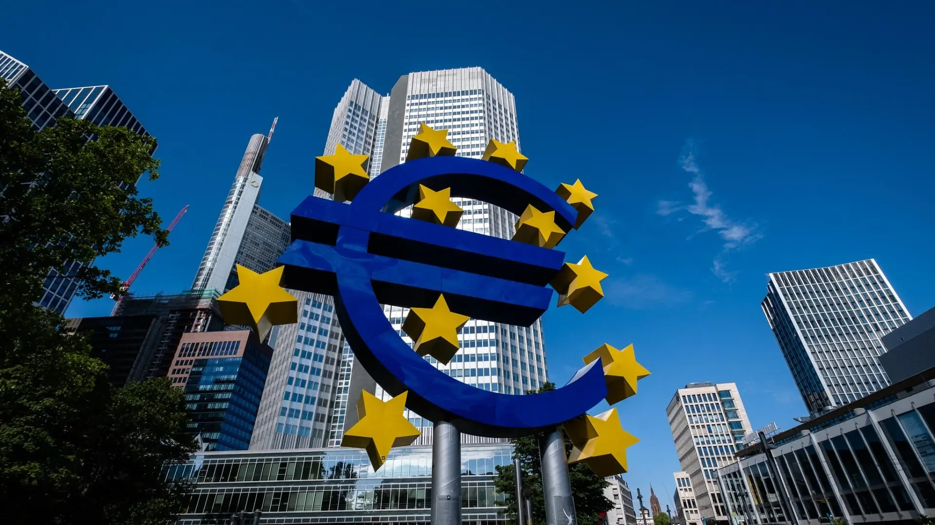 El BCE mantiene los tipos de interés en el 2,5% pero advierte de riesgos para la inflación y el crecimiento por la energía