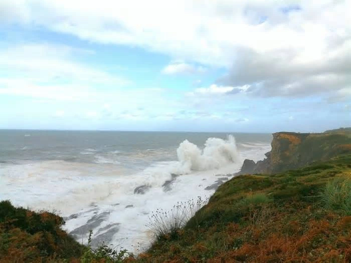 El litoral de Cantabria está este domingo en aviso por olas de 4 metros
