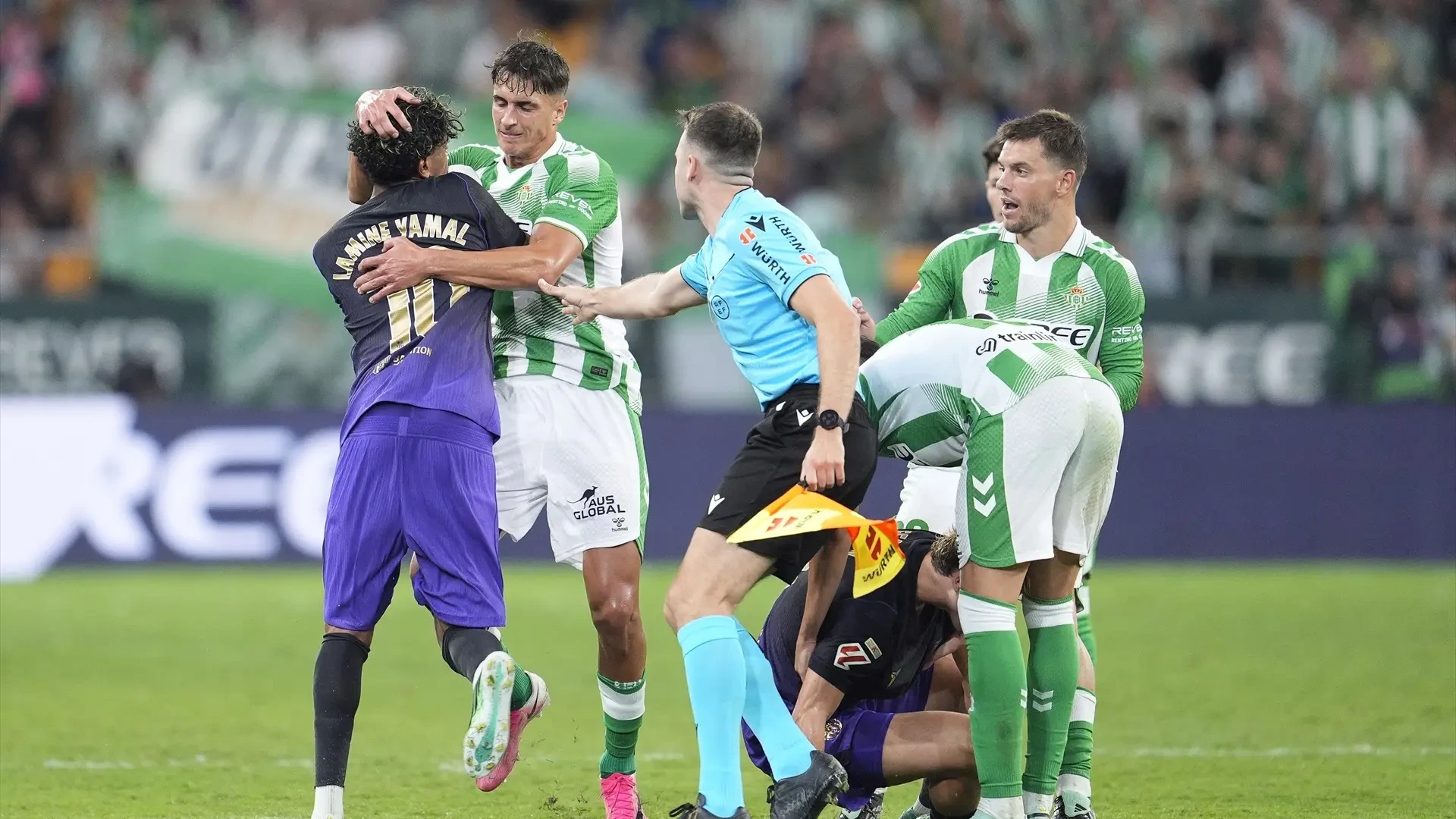 Cuatro partidos de sanción a Facundo Bernal por sus dos cabezazos a Lamine Yamal y su roja ante el Barça