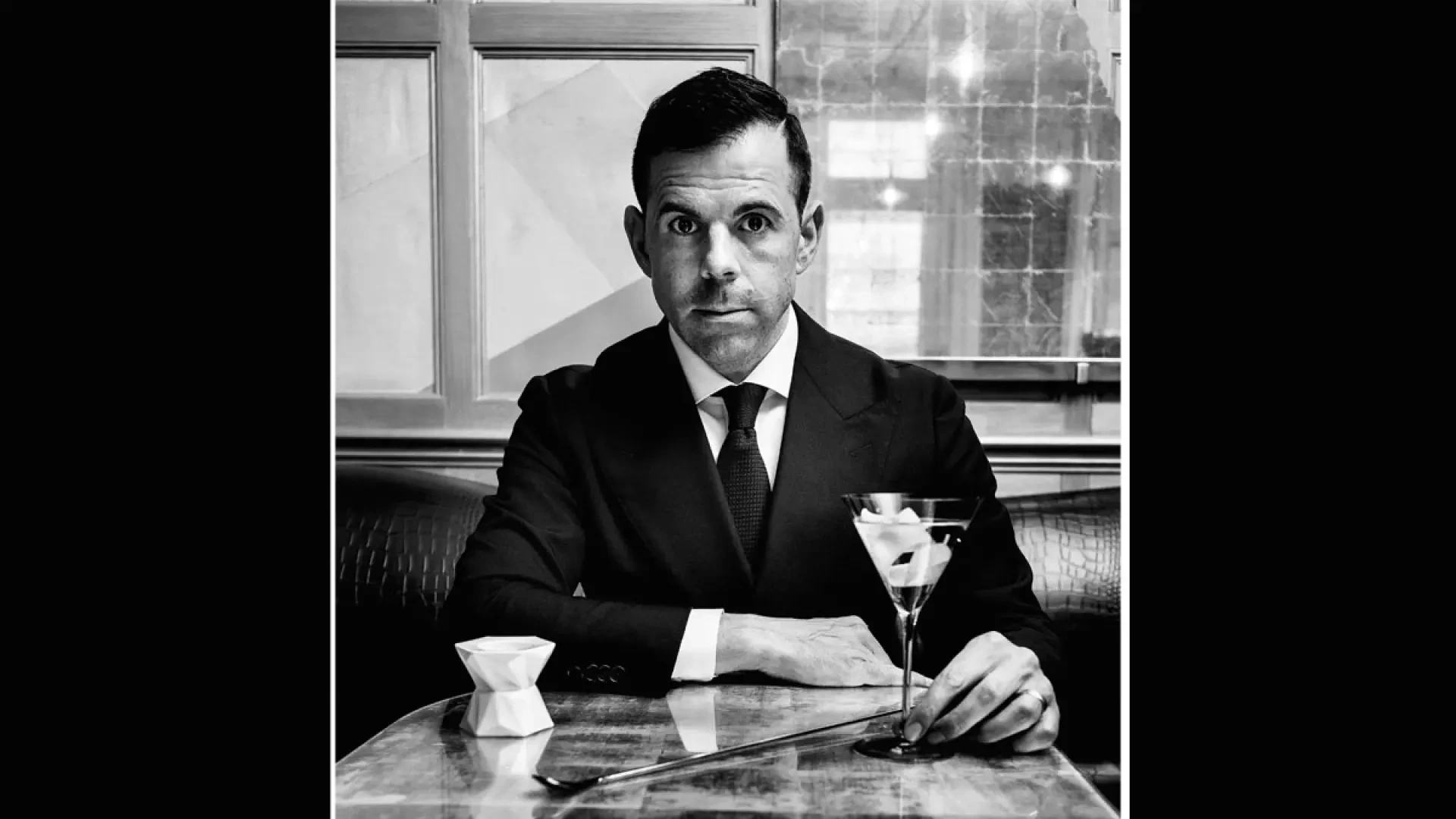 Agostino Perrone retrata el alma del Martini en Madrid convirtiendo el trago más icónico del mundo en objeto artístico