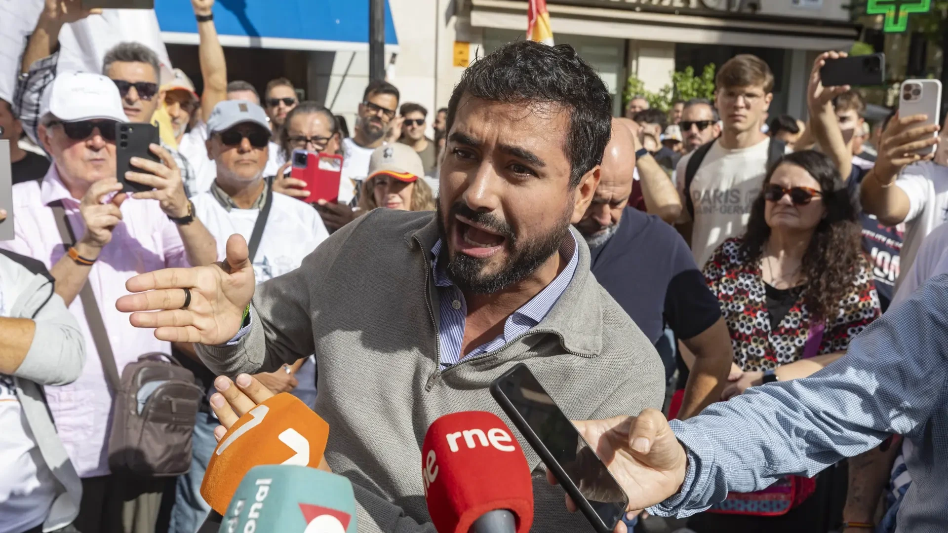Una mujer interrumpe con un silbato a Alvise Pérez en pleno mitin en Algeciras: "¡Un aplauso, que ya se va!"