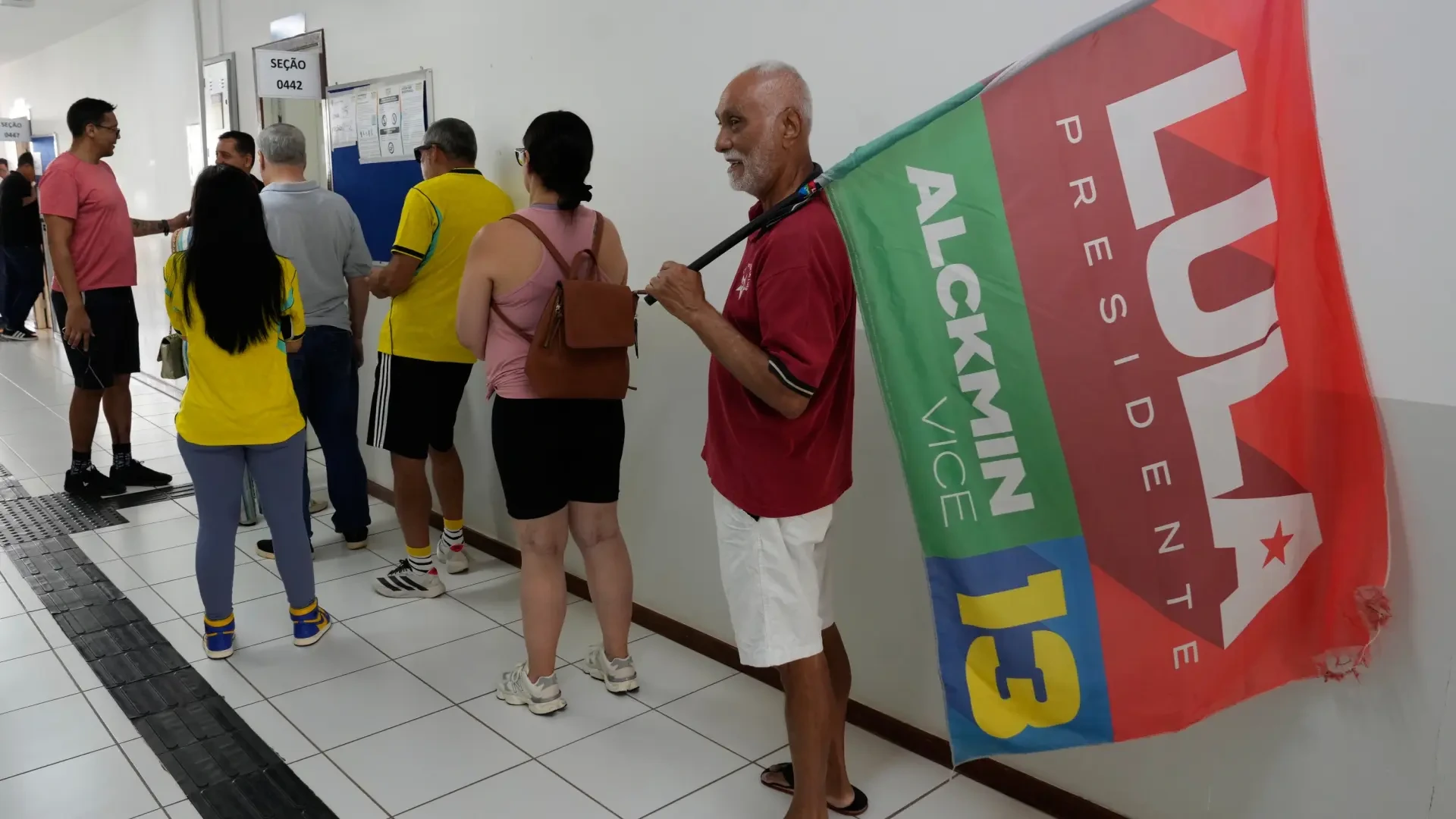 El Ibex 35 salva la sesión pese al castigo a Telefónica y Banco Santander por el 'efecto Brasil'