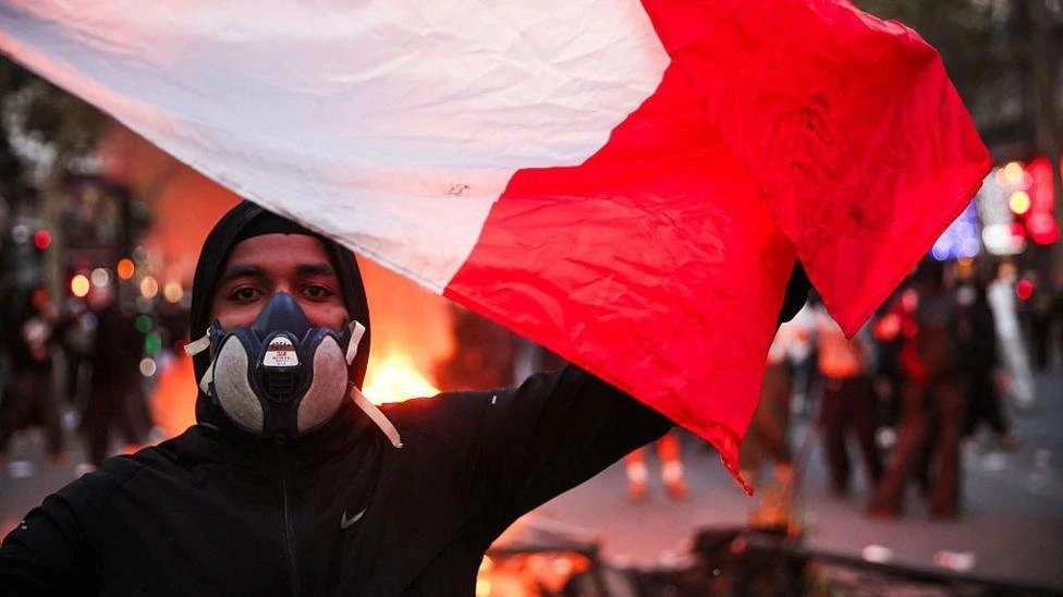 "No hay lugar para la violencia": vehículos quemados, edificios dañados y 2.400 detenidos tras las multitudinarias protestas en Francia