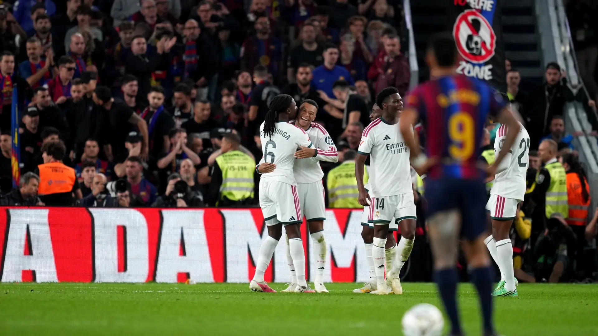 El Barça cierra la grada de animación del Camp Nou tras la agresión con una bandera a Camavinga: "Conducta contraria"