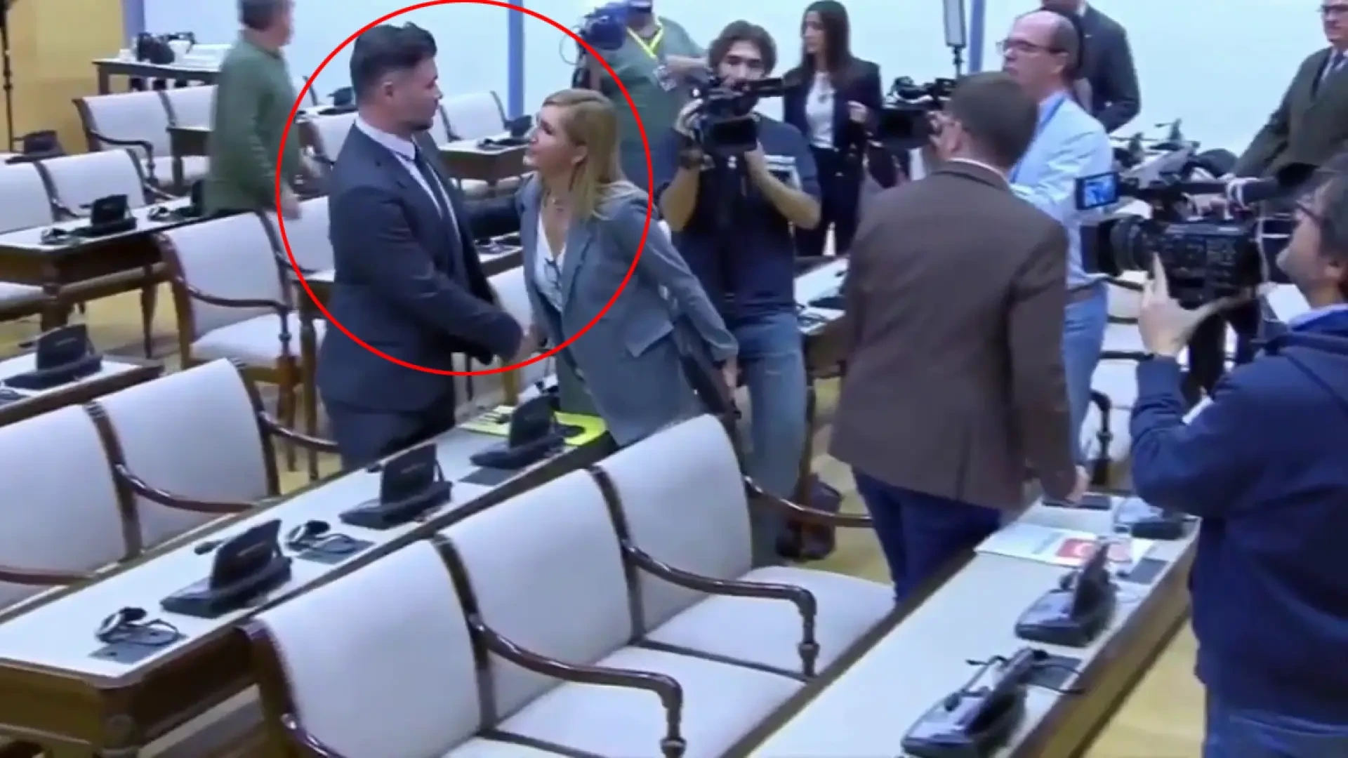 Rifirrafe entre Rufián y Pradas en la comisión de la DANA: una 'cobra' en el saludo y críticas por machismo