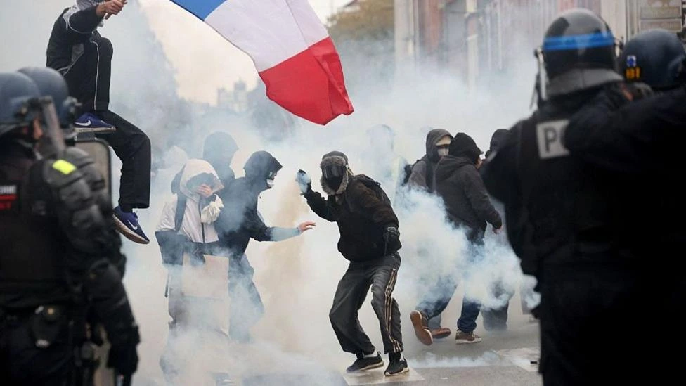 Casi 1.000 detenidos en Francia después de que miles de personas salieran a las calles a protestar
