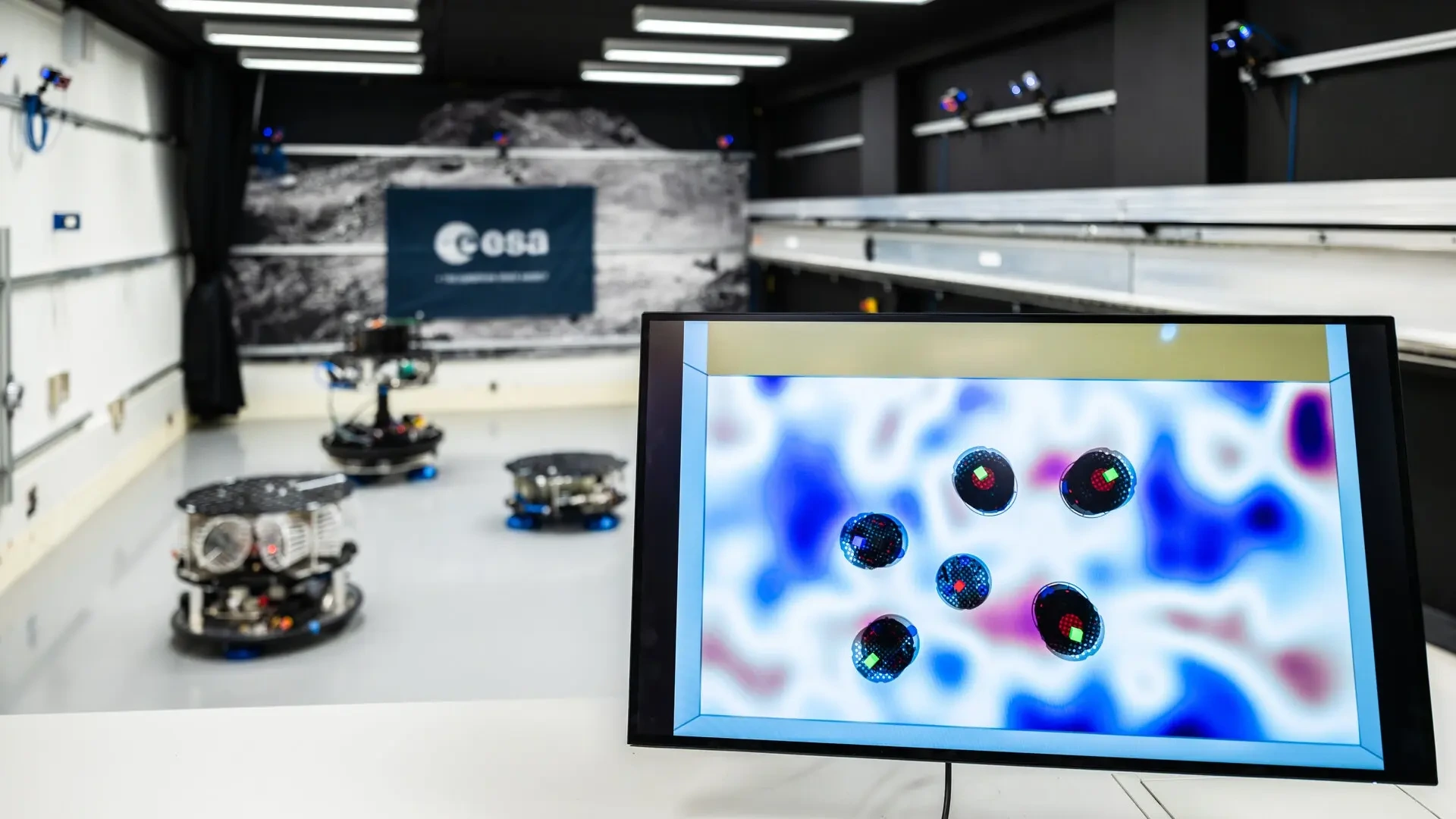 Un enjambre de robots para retirar basura espacial: el experimento que prueba Europa para limpiar la órbita terrestre