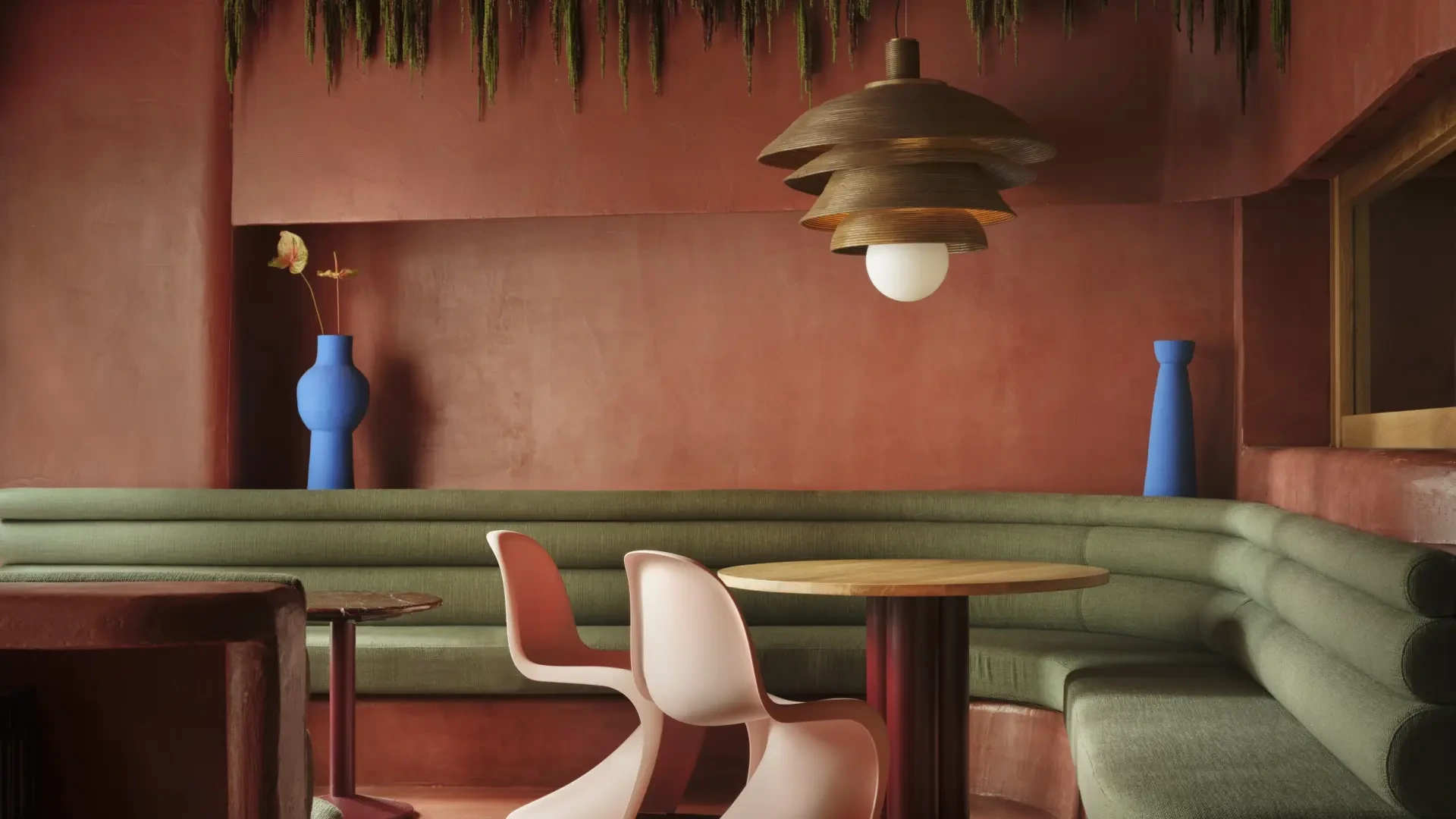 Uno de los restaurantes más bonitos del mundo está en Madrid: una obra realizada con pigmentos naturales y una icónica silla