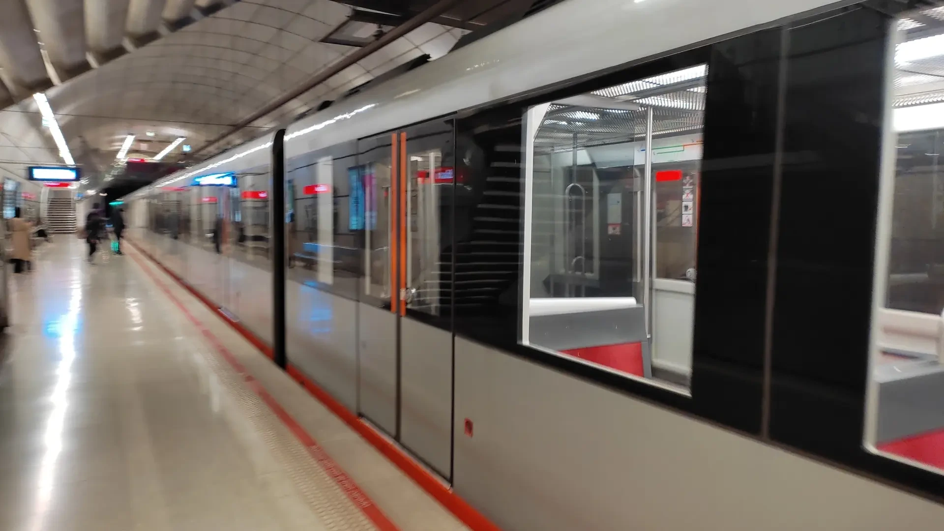 Muere un hombre tras ser arrollado por el Metro de Bilbao, que ha cortado el servicio casi dos horas