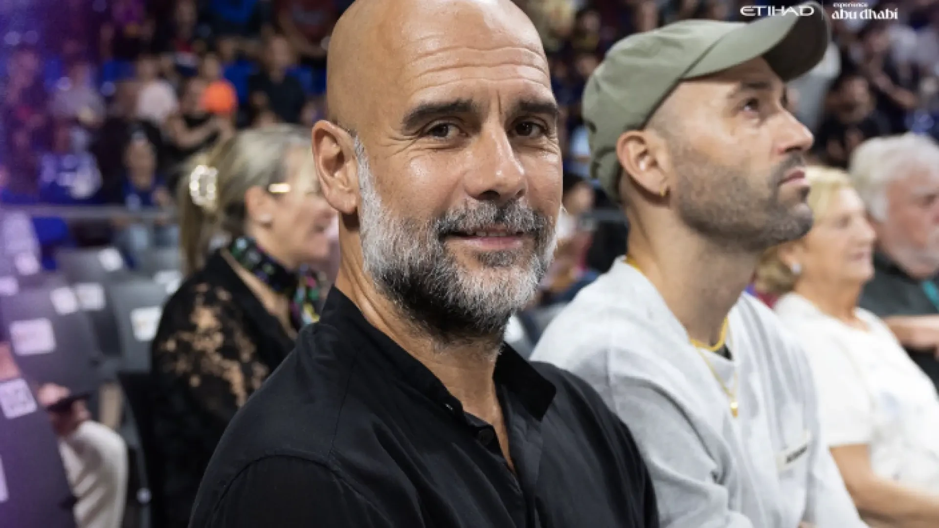 Ovación de gala a Pep Guardiola en su regreso al Palau Blaugrana para disfrutar del Barça - Olympiacos de Euroliga