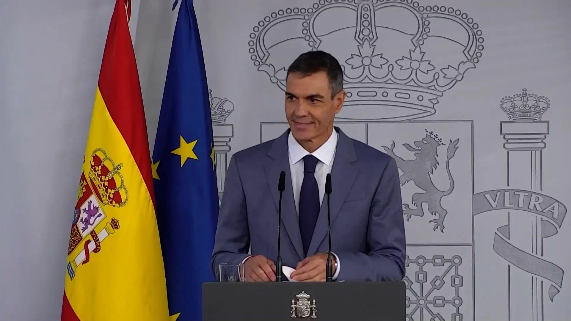 Por qué Pedro Sánchez luce un lazo en la solapa: el significado de este detalle