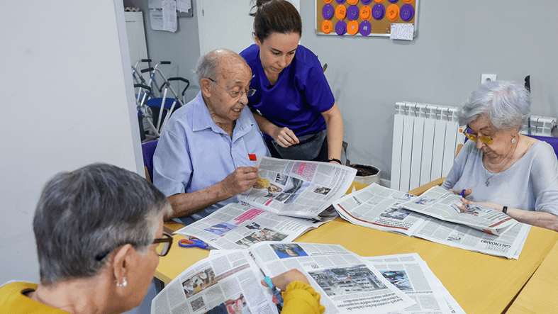 Un periódico para ejercitar la memoria: así trabajan con la actualidad los mayores con deterioro cognitivo