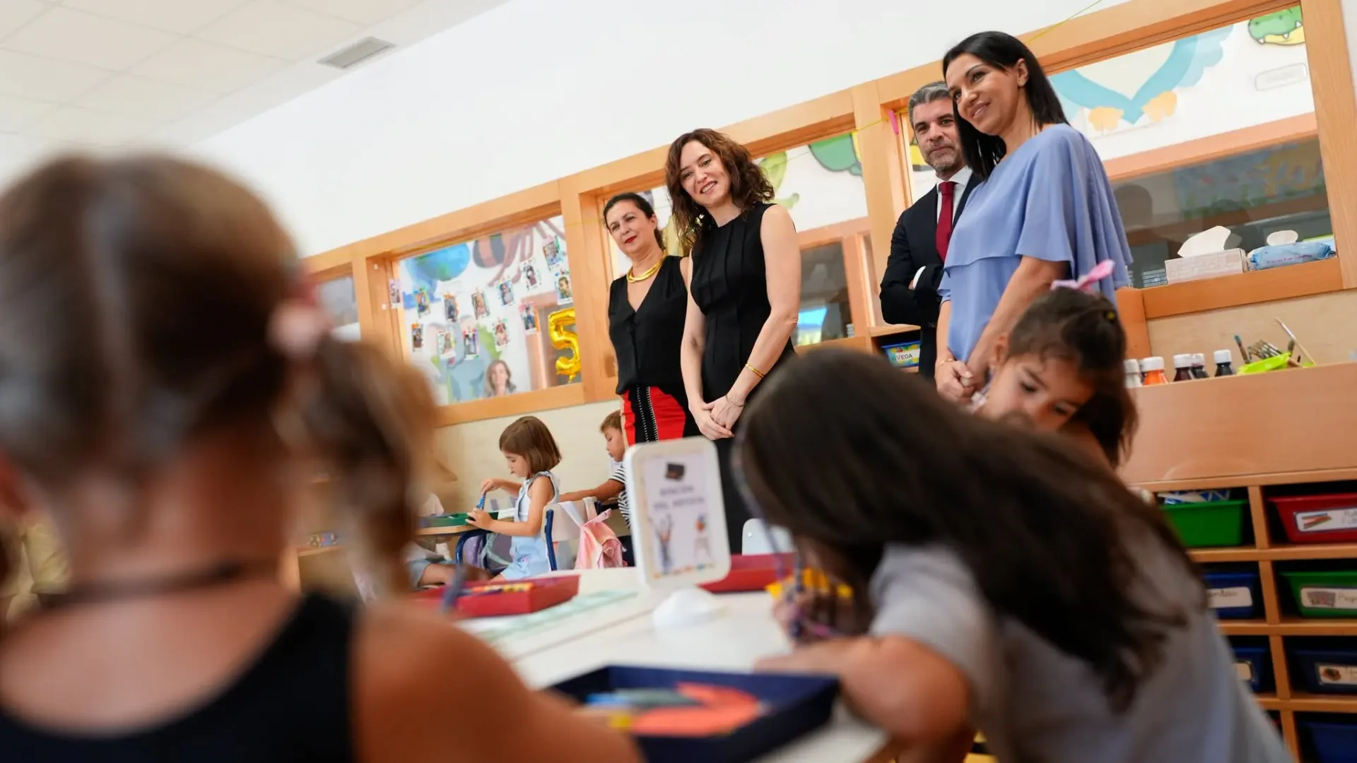 El plan para climatizar las aulas de Madrid priorizará los centros construidos antes de 2006 y se extenderá durante una década