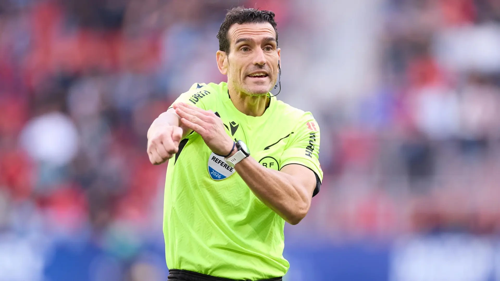 Juan Martínez Munuera, el elegido para arbitrar el primer Clásico de la temporada entre FC Barcelona y Real Madrid