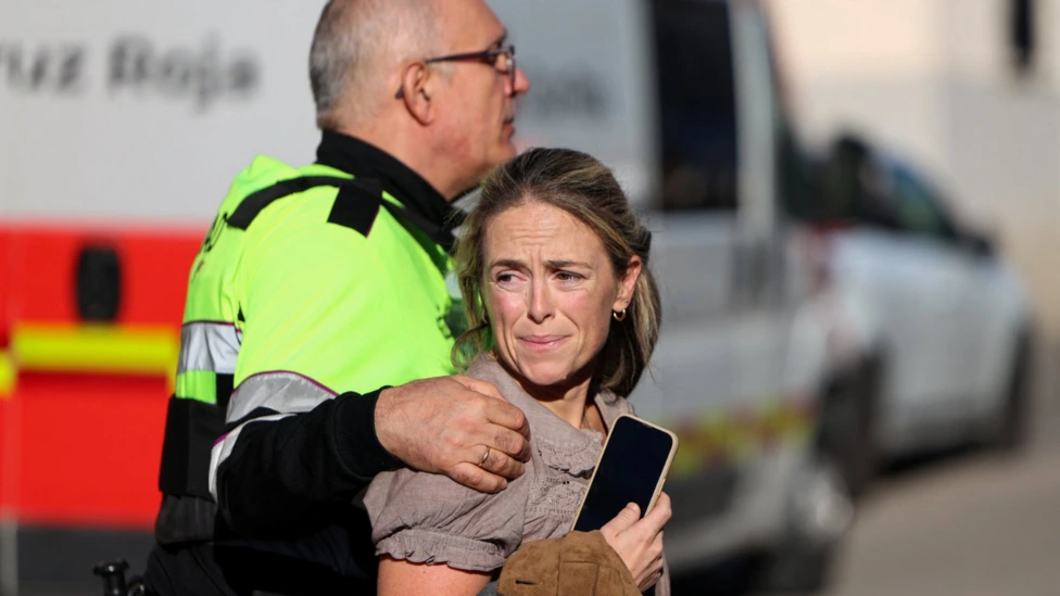 "Sentimos un impacto muy fuerte y salimos despedidos por los aires": los sobrevivientes relatan el choque de trenes en España que deja al menos 74 muertos