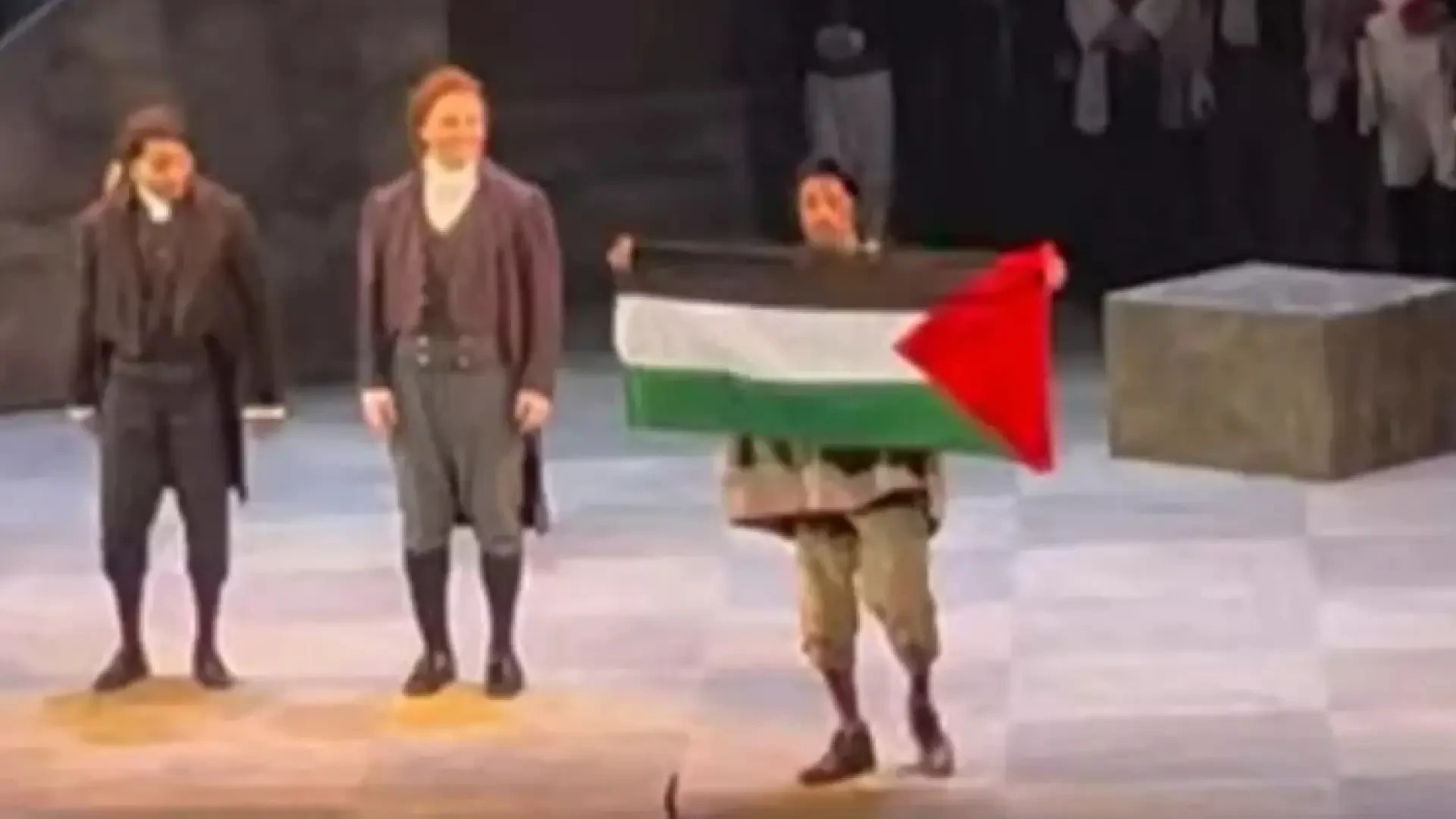 Un barítono, expulsado de la Ópera después de mostrar una bandera de Palestina: "Ningún arrepentimiento"