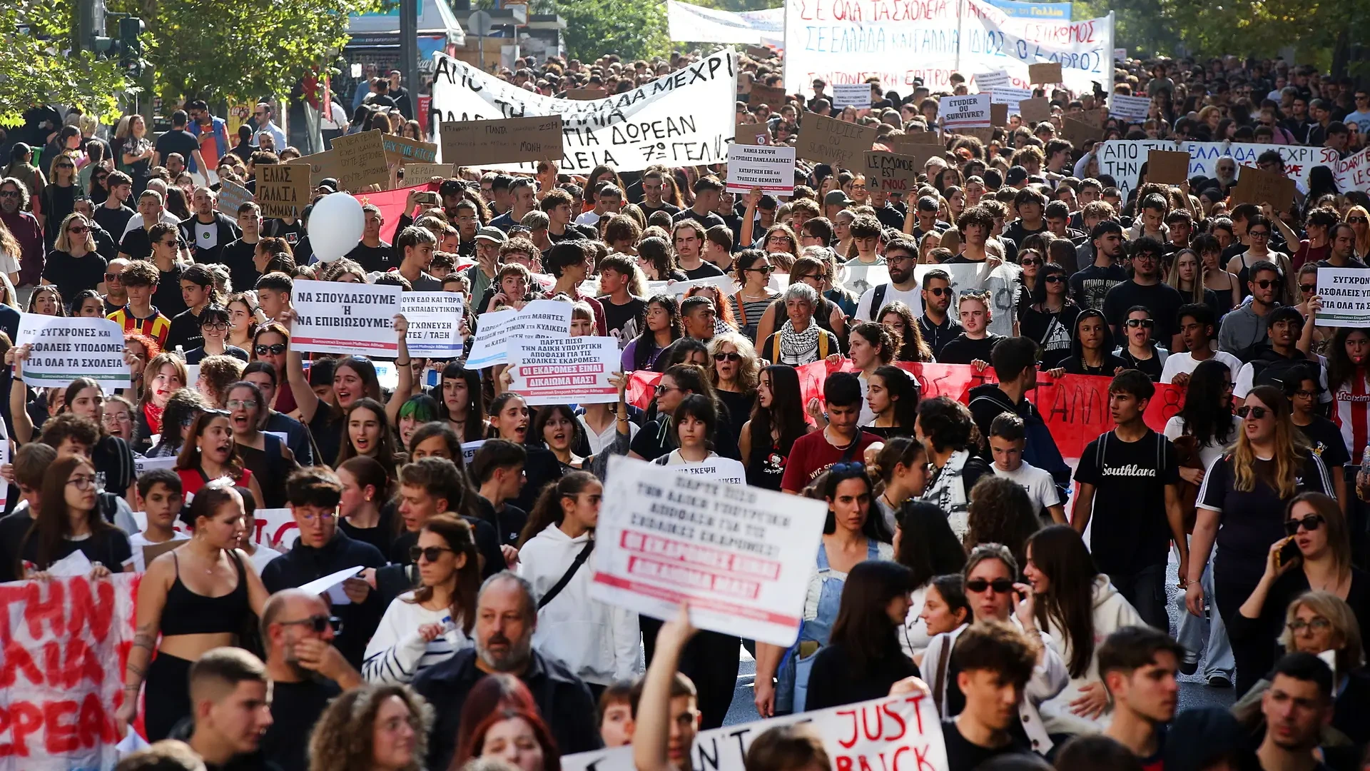 Grecia se suma a la ola de protestas: miles de personas salen a las calles para denunciar la precariedad de la educación y la vivienda