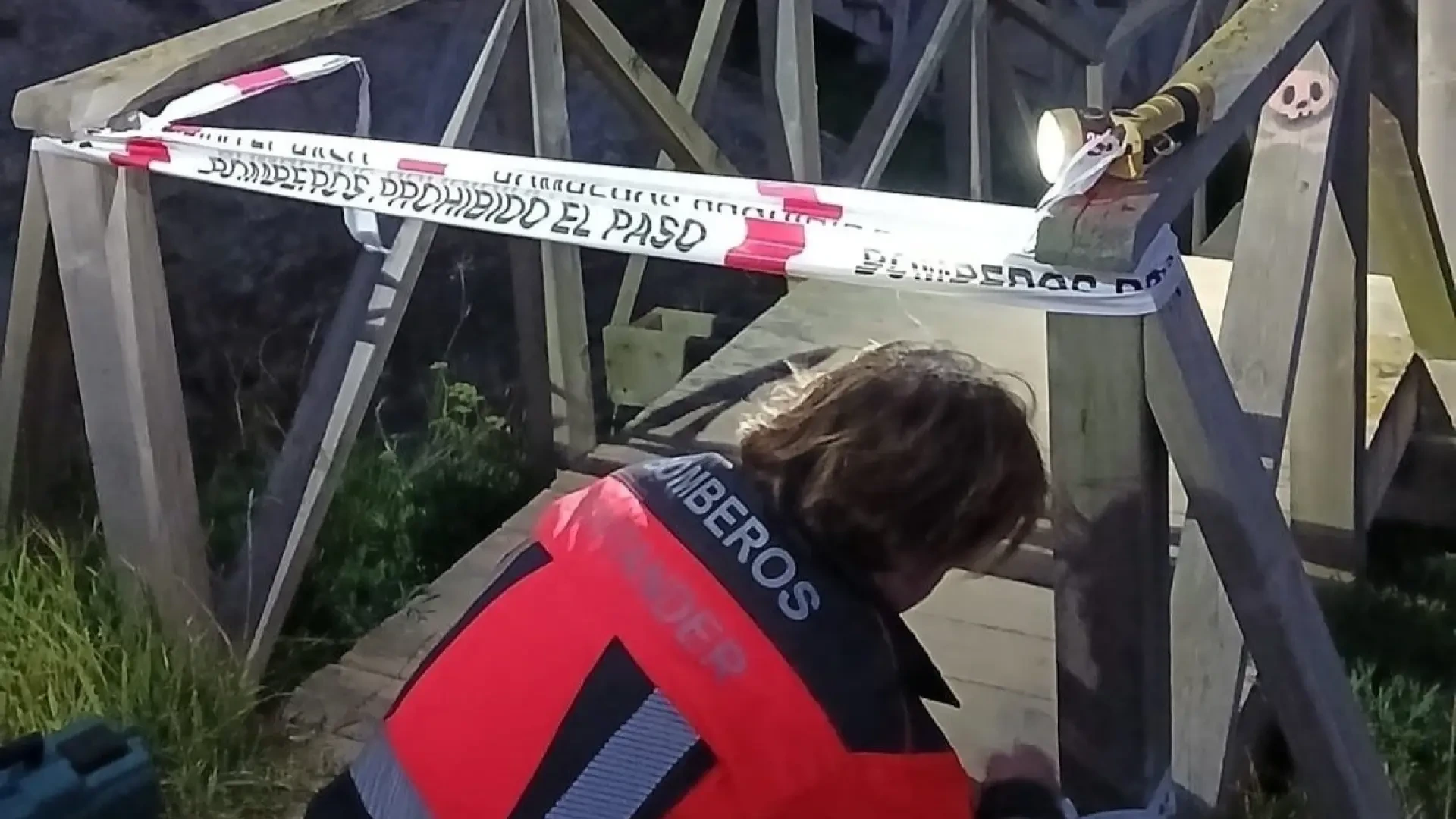 Los bomberos cierran una pasarela del Puente del Diablo en Santander hasta que sea arreglada