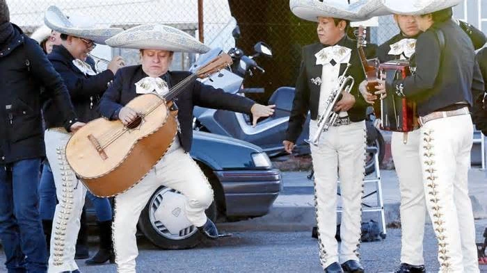 Mariachis para despedir al delegado del Gobierno en Madrid: "Rata de dos patas"