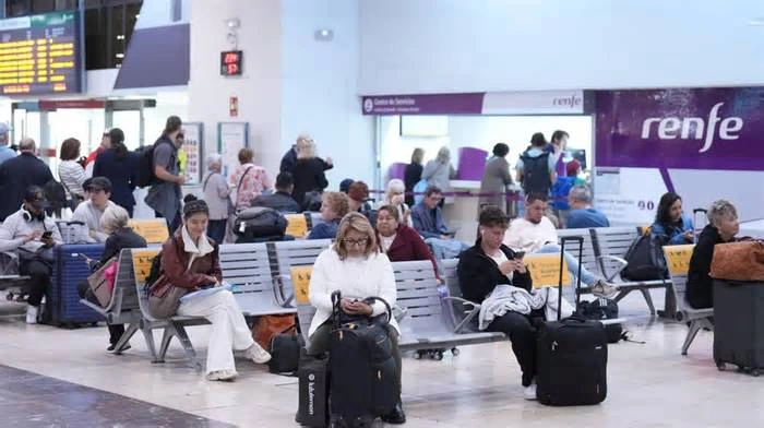 Cómo viajar entre Madrid y Andalucía tras el corte por el accidente: alternativas en tren, avión y autobús