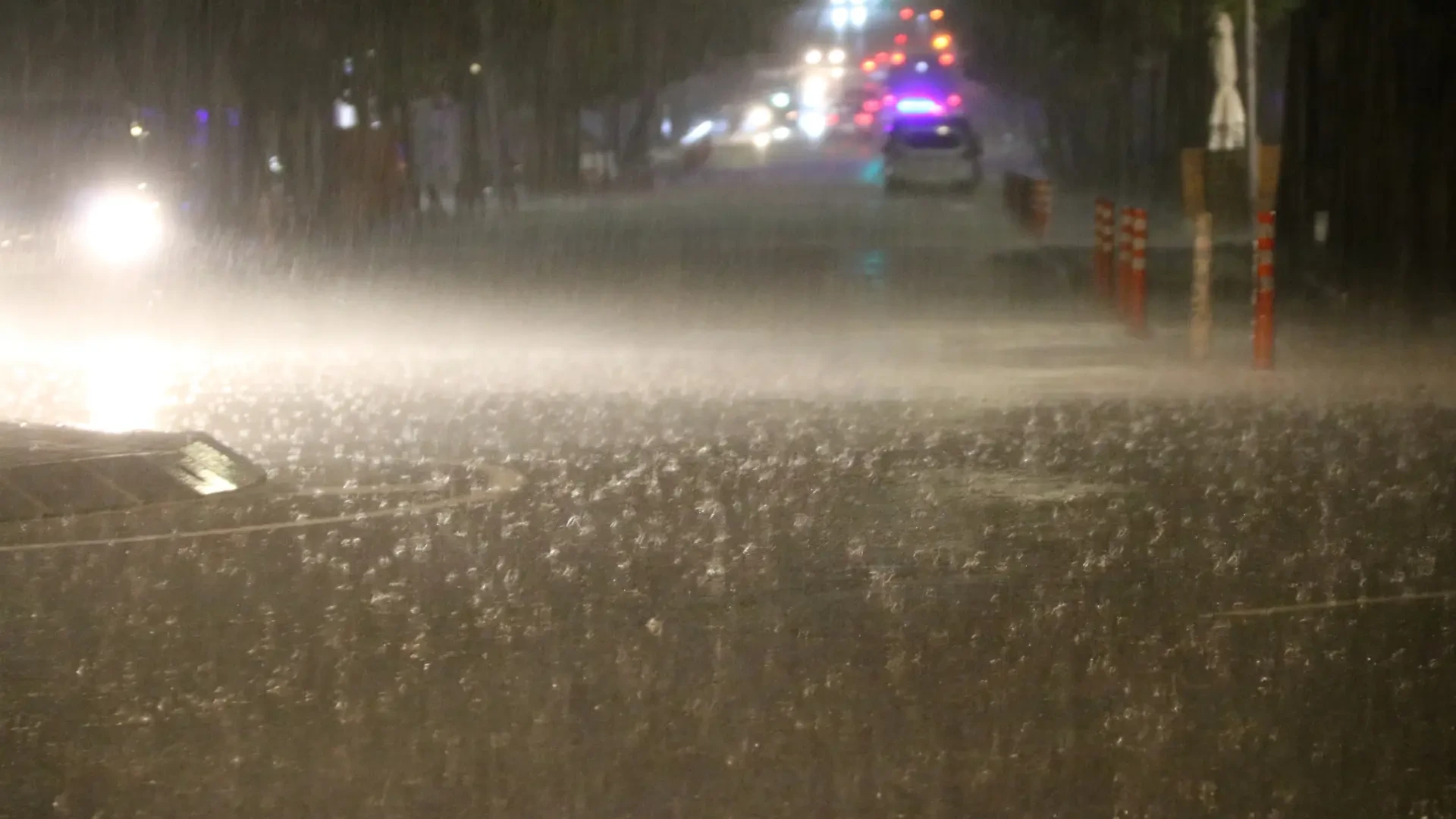 Buscan a una mujer en Barcelona tras caer en una riera en pleno temporal
