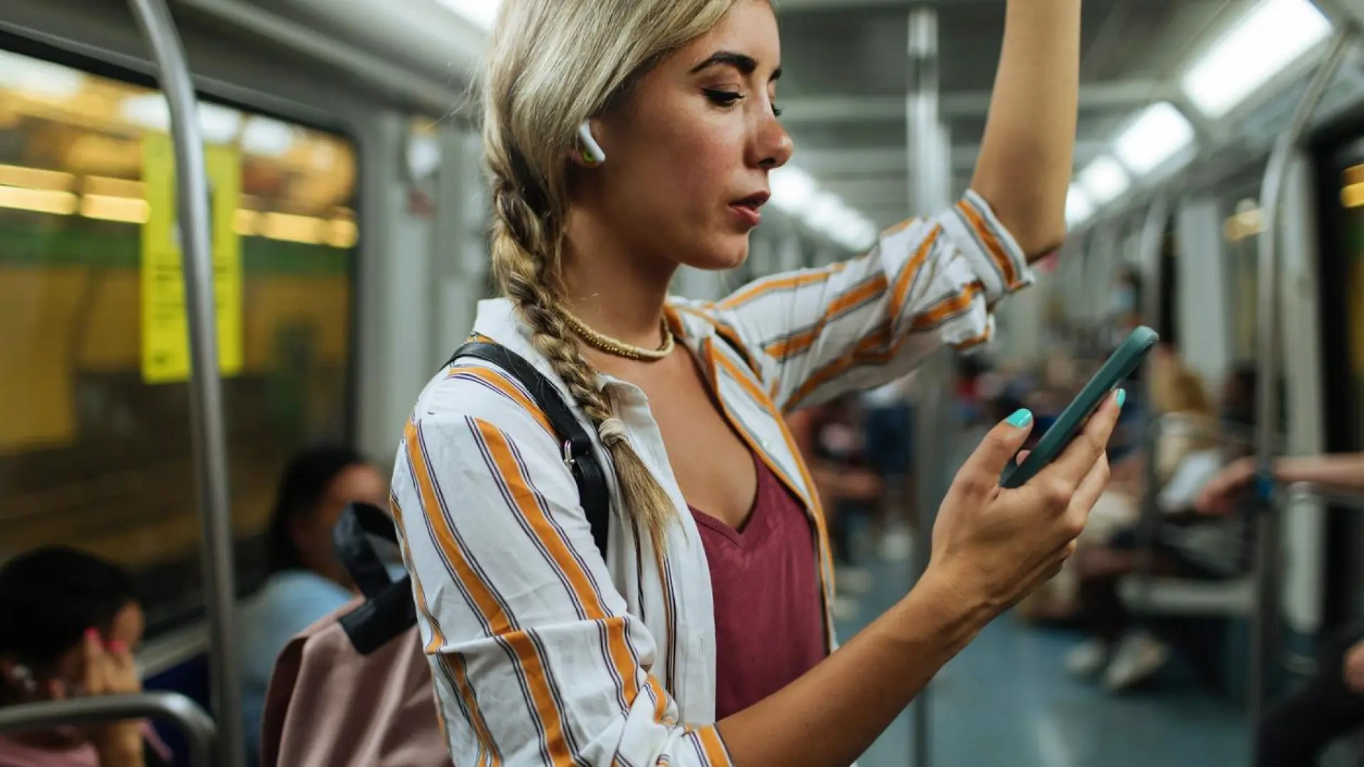 Multarán y expulsarán del transporte público a quienes escuchen música sin utilizar auriculares