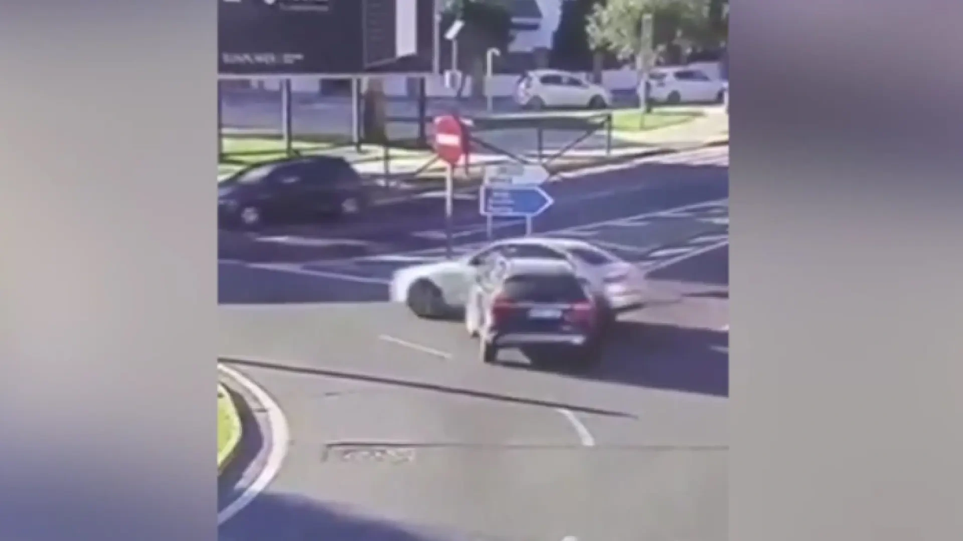 Los conductores no dan crédito con este accidente en una rotonda: "La de gente que no tiene ni idea de conducir en este país"