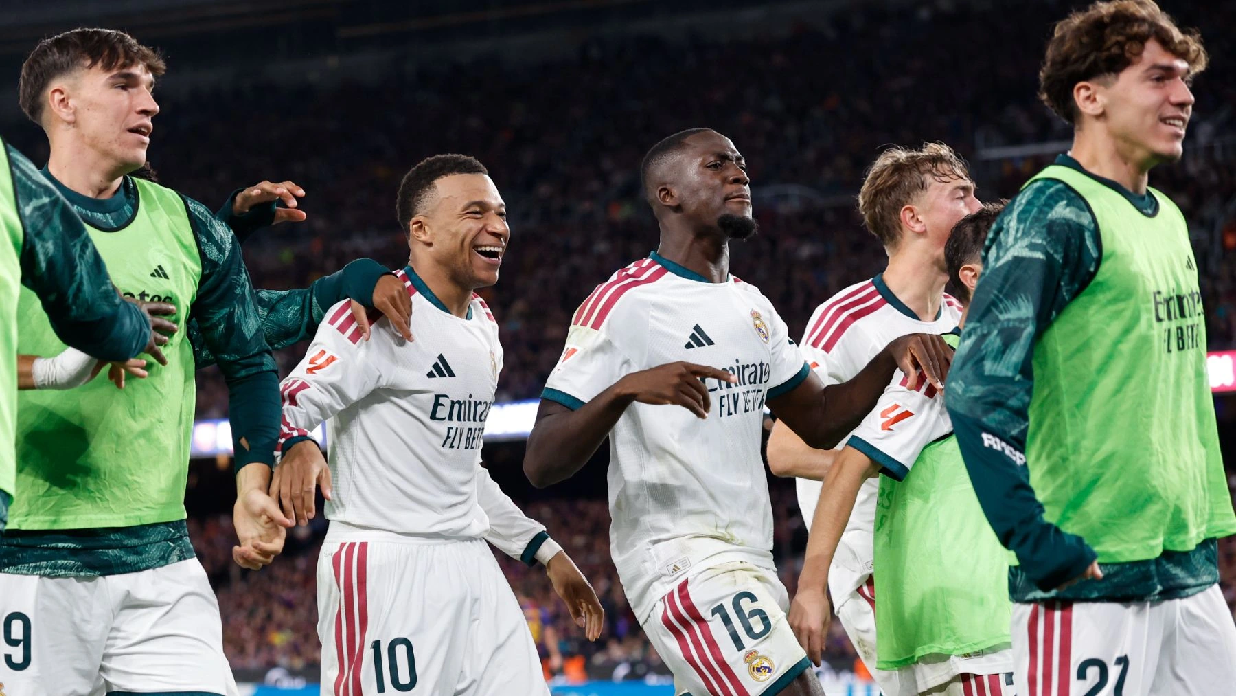 La prensa se rinde al Real Madrid: «Mourinho da cátedra en el Camp Nou»
