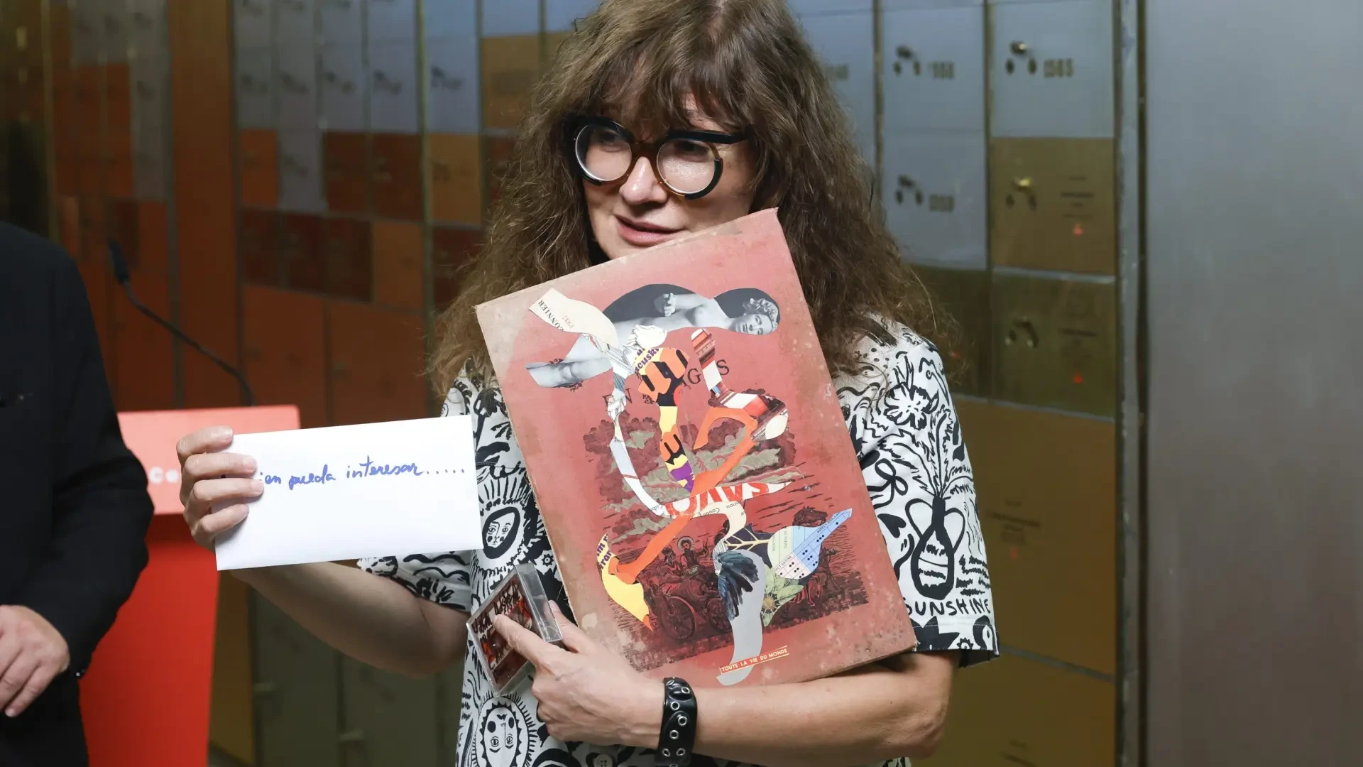 Isabel Coixet deja en la Caja de las Letras una casete con sus canciones favoritas, como 'Volando voy', y una petición de la IA y el clima