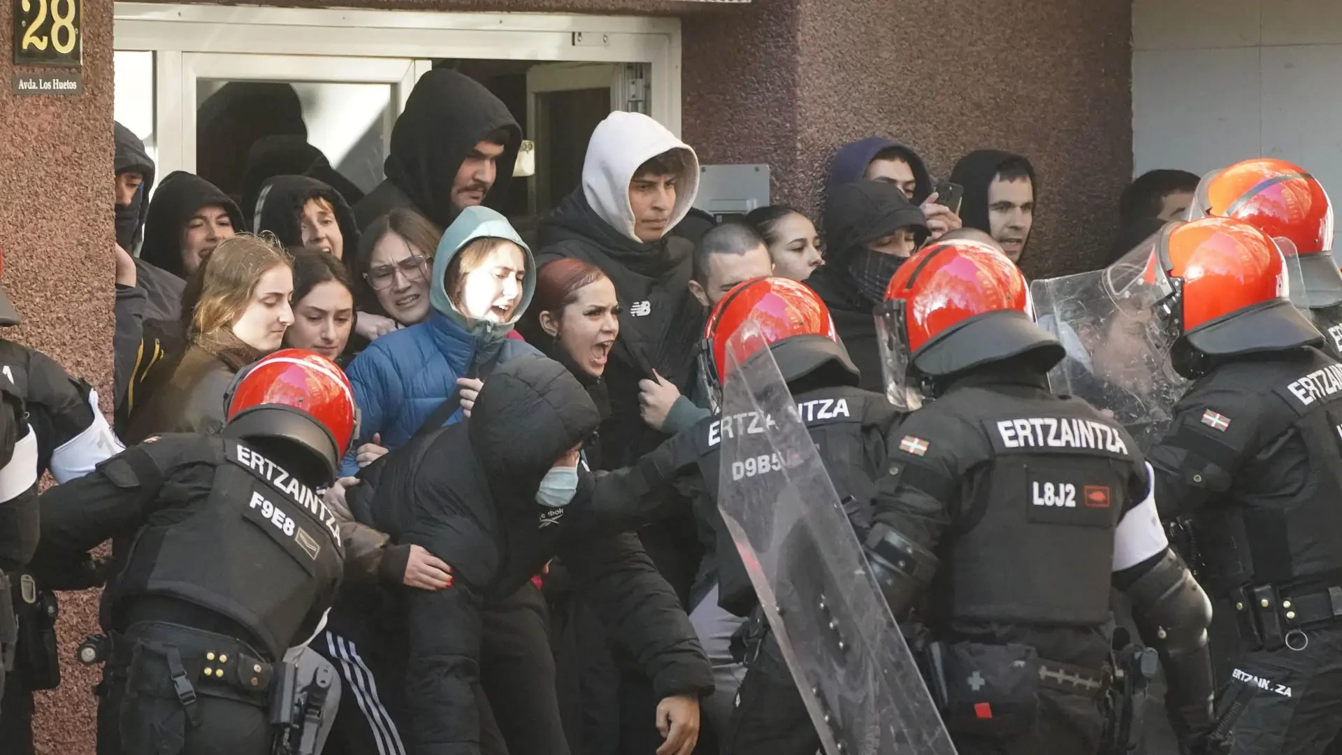El desahucio de una familia con seis menores en Vitoria acaba con dos detenidos y al menos 19 policías heridos