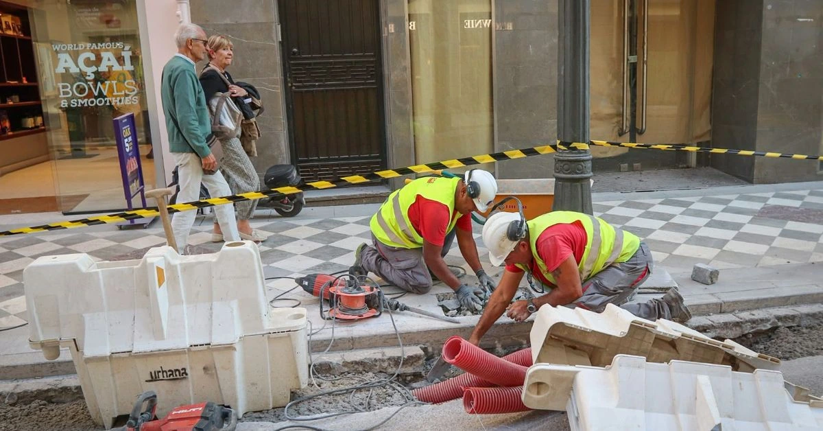 La remodelación de Reyes Católicos avanza y llega a las puertas del Ayuntamiento de Granada