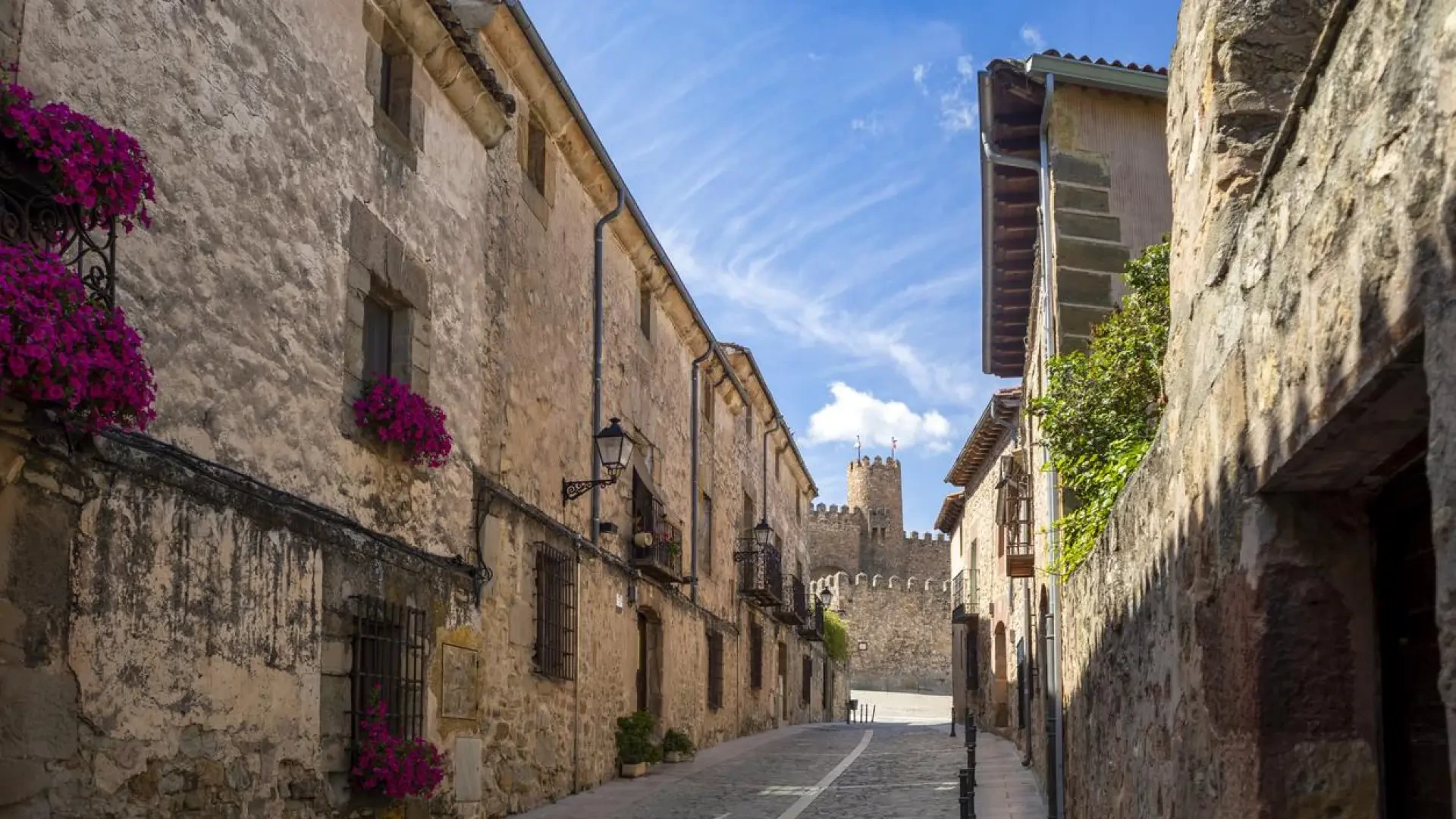 El pueblo medieval que Aitana Sánchez-Gijón y Maxi Iglesias han elegido