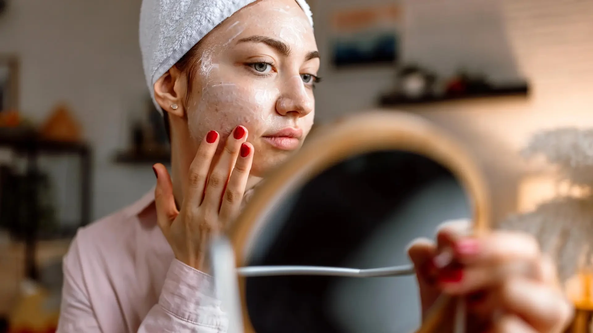 ¡Ahorra dinero! 3 productos de skincare en los que un dermatólogo sí recomienda invertir