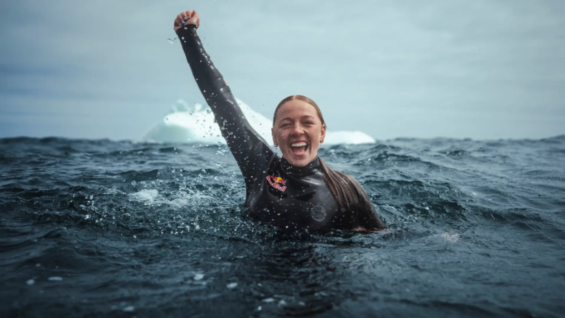 La atleta Molly Carlson desafía lo imposible y se convierte en la primera mujer en saltar desde un iceberg: "Un reto loco y aterrador"
