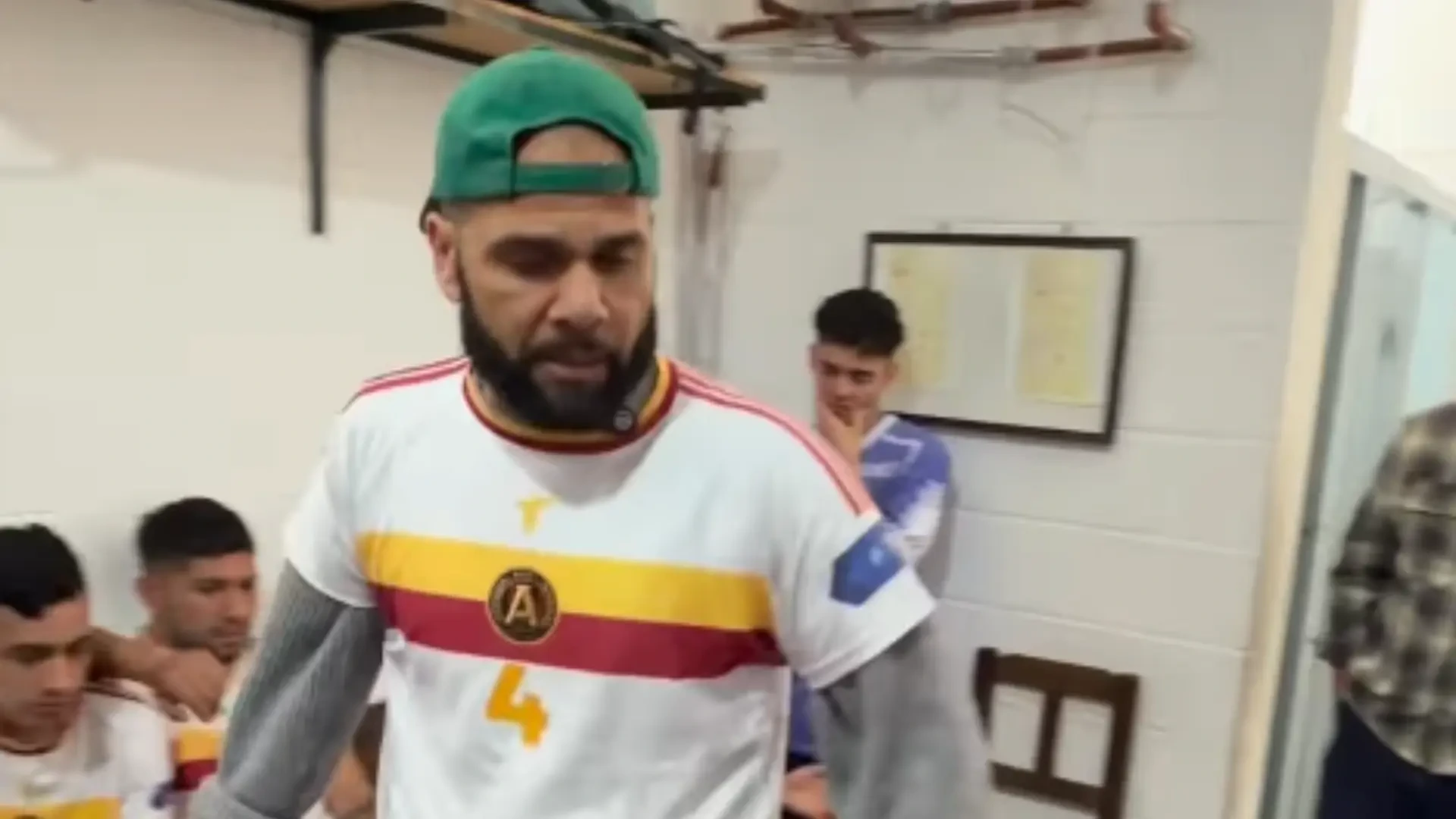 Dani Alves reflexiona sobre su pasado en el fútbol con una homilía religiosa: "Es mejor mi dupla con Cristo"