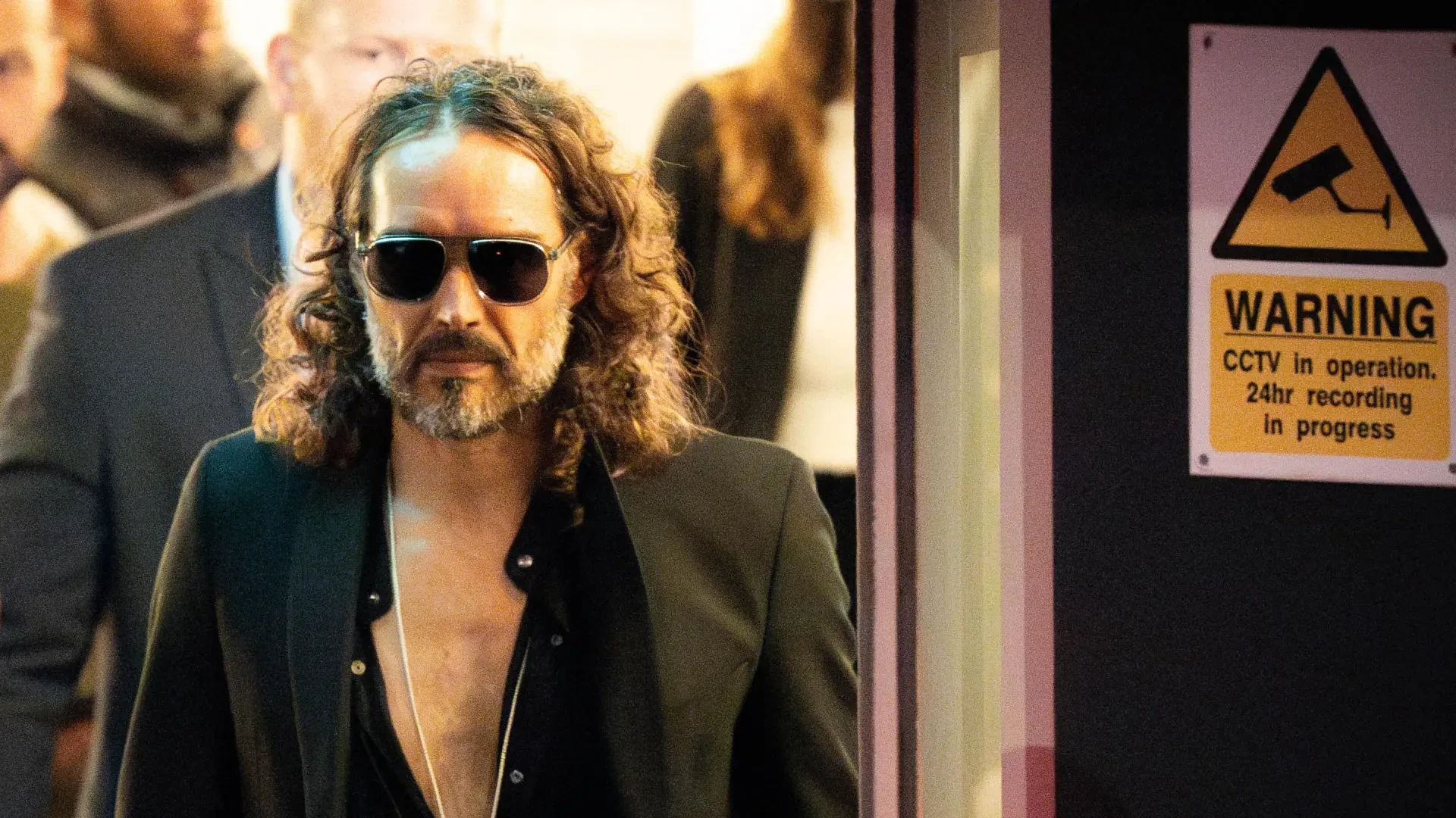 Russell Brand niega las acusaciones de violación y agresión sexual a seis mujeres